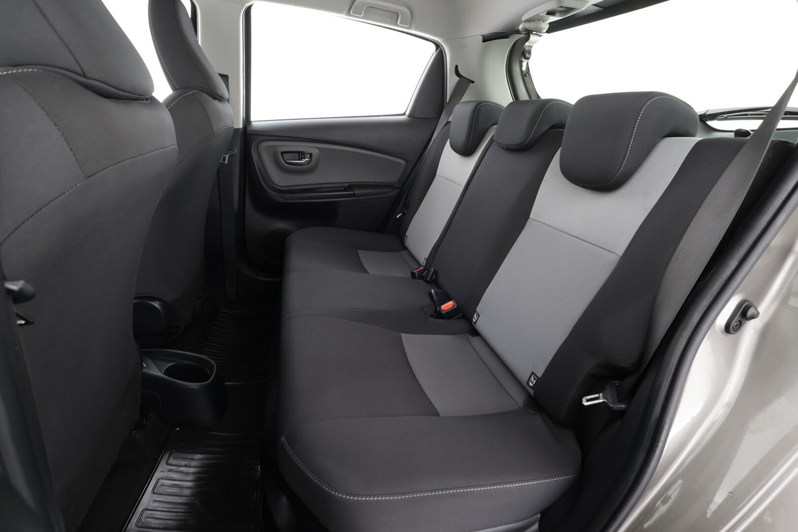 Toyota Yaris 2017 1,5 Hybrid Business * Vakkari / Navi / Kaistavahti / P.Kamera / Bluetooth / Lohkolämmitin * - Suomi-auto / Kahdet renkaat / Merkkihuollettu - HULLUT JOULUT KORKOTARJOUS 2,49% 