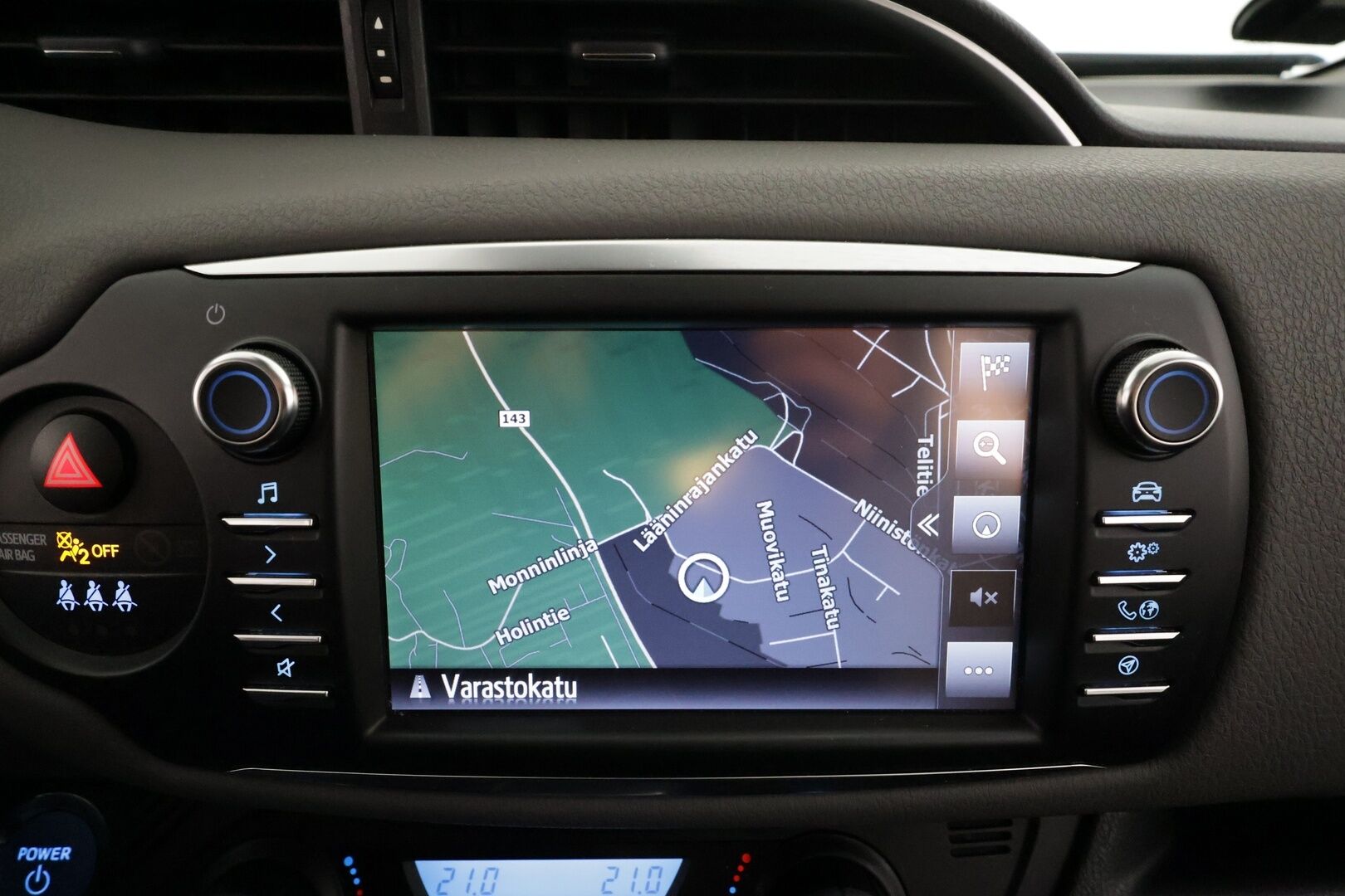 Toyota Yaris 2017 1,5 Hybrid Business * Vakkari / Navi / Kaistavahti / P.Kamera / Bluetooth / Lohkolämmitin * - Suomi-auto / Kahdet renkaat / Merkkihuollettu - HULLUT JOULUT KORKOTARJOUS 2,49% 