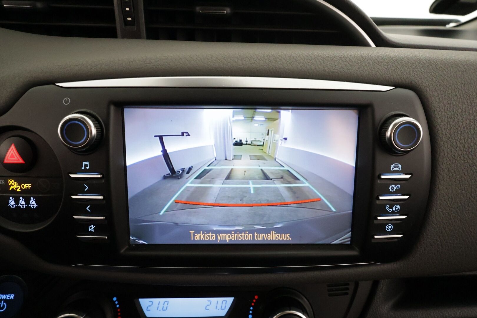 Toyota Yaris 2017 1,5 Hybrid Business * Vakkari / Navi / Kaistavahti / P.Kamera / Bluetooth / Lohkolämmitin * - Suomi-auto / Kahdet renkaat / Merkkihuollettu - HULLUT JOULUT KORKOTARJOUS 2,49% 