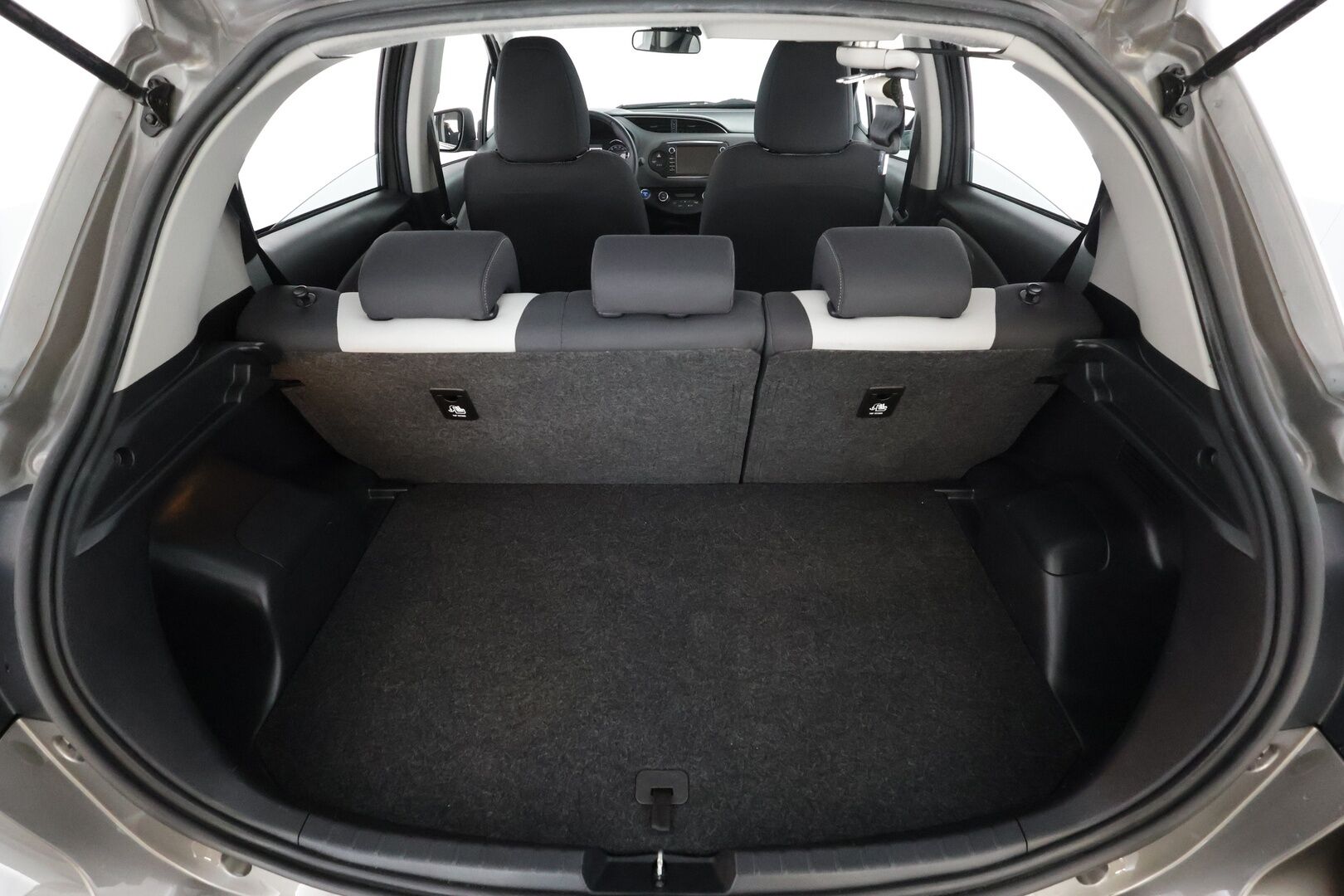 Toyota Yaris 2017 1,5 Hybrid Business * Vakkari / Navi / Kaistavahti / P.Kamera / Bluetooth / Lohkolämmitin * - Suomi-auto / Kahdet renkaat / Merkkihuollettu - HULLUT JOULUT KORKOTARJOUS 2,49% 