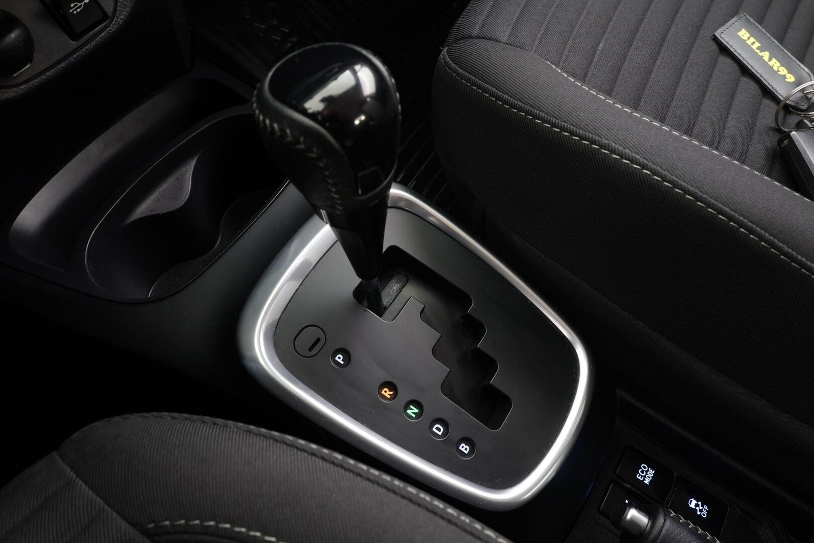 Toyota Yaris 2017 1,5 Hybrid Business * Vakkari / Navi / Kaistavahti / P.Kamera / Bluetooth / Lohkolämmitin * - Suomi-auto / Kahdet renkaat / Merkkihuollettu - HULLUT JOULUT KORKOTARJOUS 2,49% 