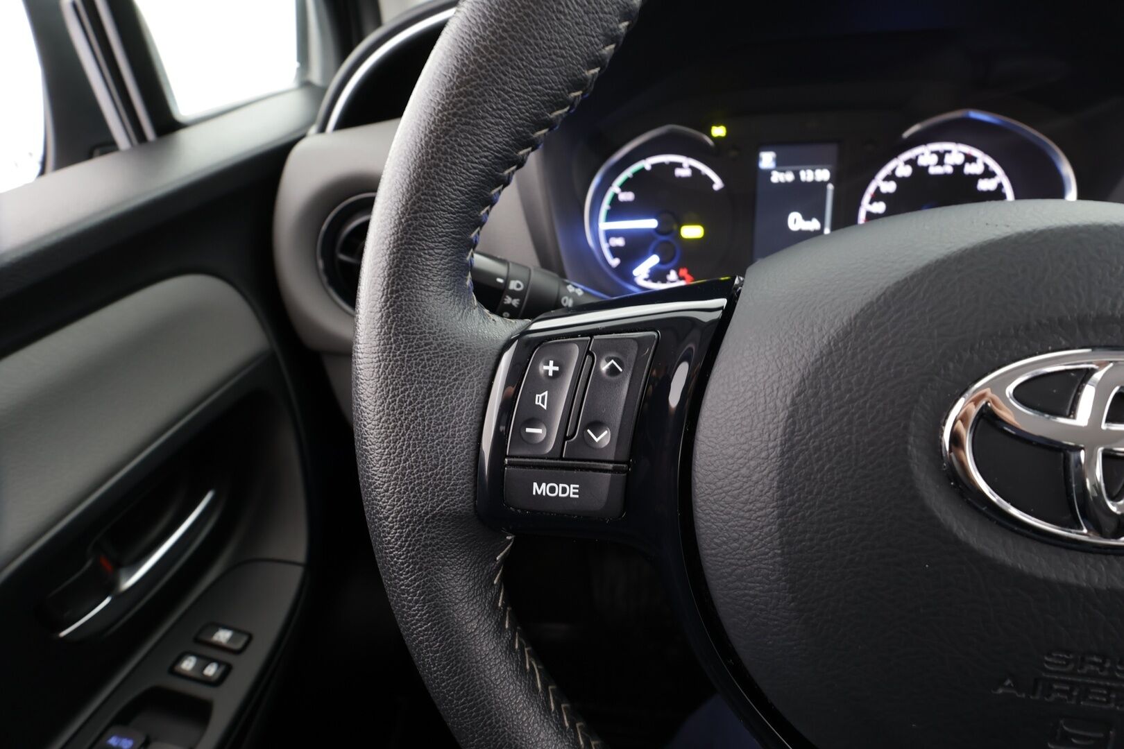 Toyota Yaris 2017 1,5 Hybrid Business * Vakkari / Navi / Kaistavahti / P.Kamera / Bluetooth / Lohkolämmitin * - Suomi-auto / Kahdet renkaat / Merkkihuollettu - HULLUT JOULUT KORKOTARJOUS 2,49% 