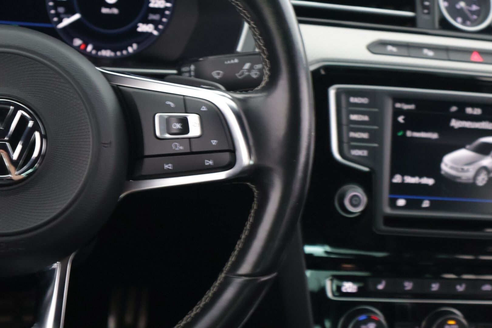 Volkswagen Passat 2017 Sedan R-Line 2,0 TSI 206 kW (280 hv) 4MOTION DSG * R-Line / Digimittaristo / ACC / P-Kamera / Tutkat / LED / Park Assist / Apple Carplay / Sähkökontti * - * Suomi-auto / 20'' Vanteet / Upea yksilö *