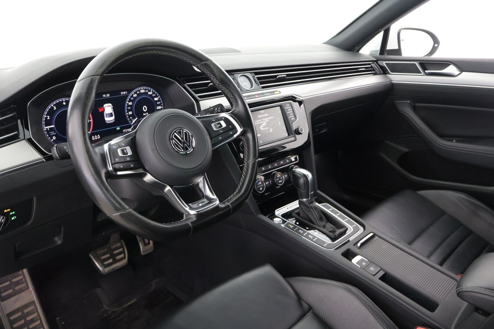 Volkswagen Passat 2017 Sedan R-Line 2,0 TSI 206 kW (280 hv) 4MOTION DSG * R-Line / Digimittaristo / ACC / P-Kamera / Tutkat / LED / Park Assist / Apple Carplay / Sähkökontti * - * Suomi-auto / 20'' Vanteet / Upea yksilö *