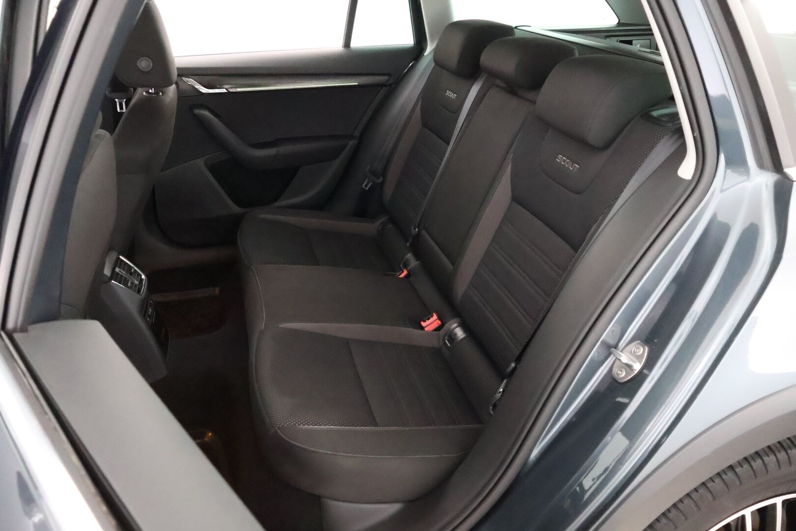 Skoda Octavia 2017 Combi 2,0 TDI 184 4x4 Scout DSG Autom. - Suomiauto / Webasto / Adapt.Vakkari / Koukku / Peruutuskamera / Lämmitettävä tuulilasi / Kaukovaloautomatiikka / BLIS / Huippuvarusteet!
