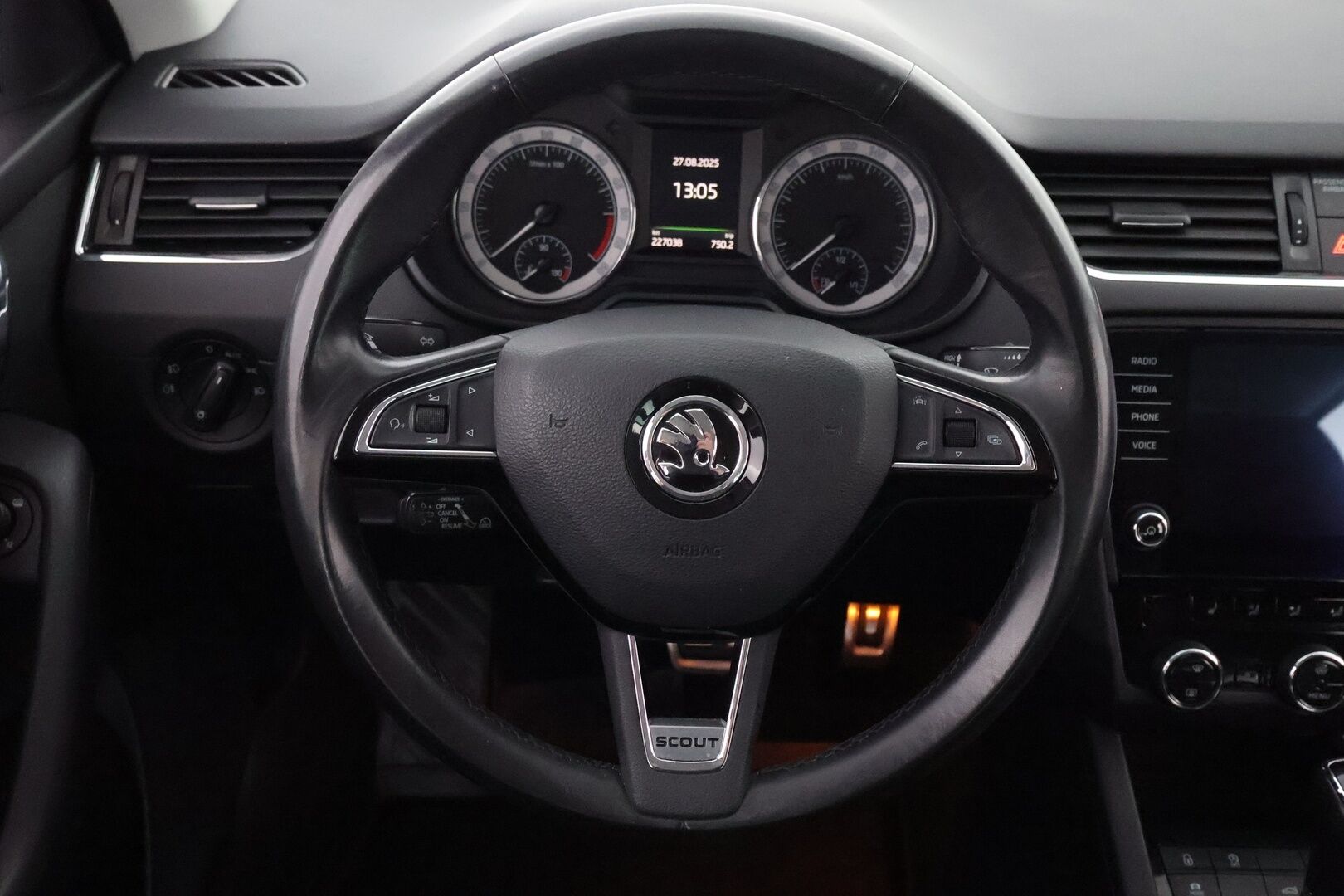 Skoda Octavia 2017 Combi 2,0 TDI 184 4x4 Scout DSG Autom. - Suomiauto / Webasto / Adapt.Vakkari / Koukku / Peruutuskamera / Lämmitettävä tuulilasi / Kaukovaloautomatiikka / BLIS / Huippuvarusteet!