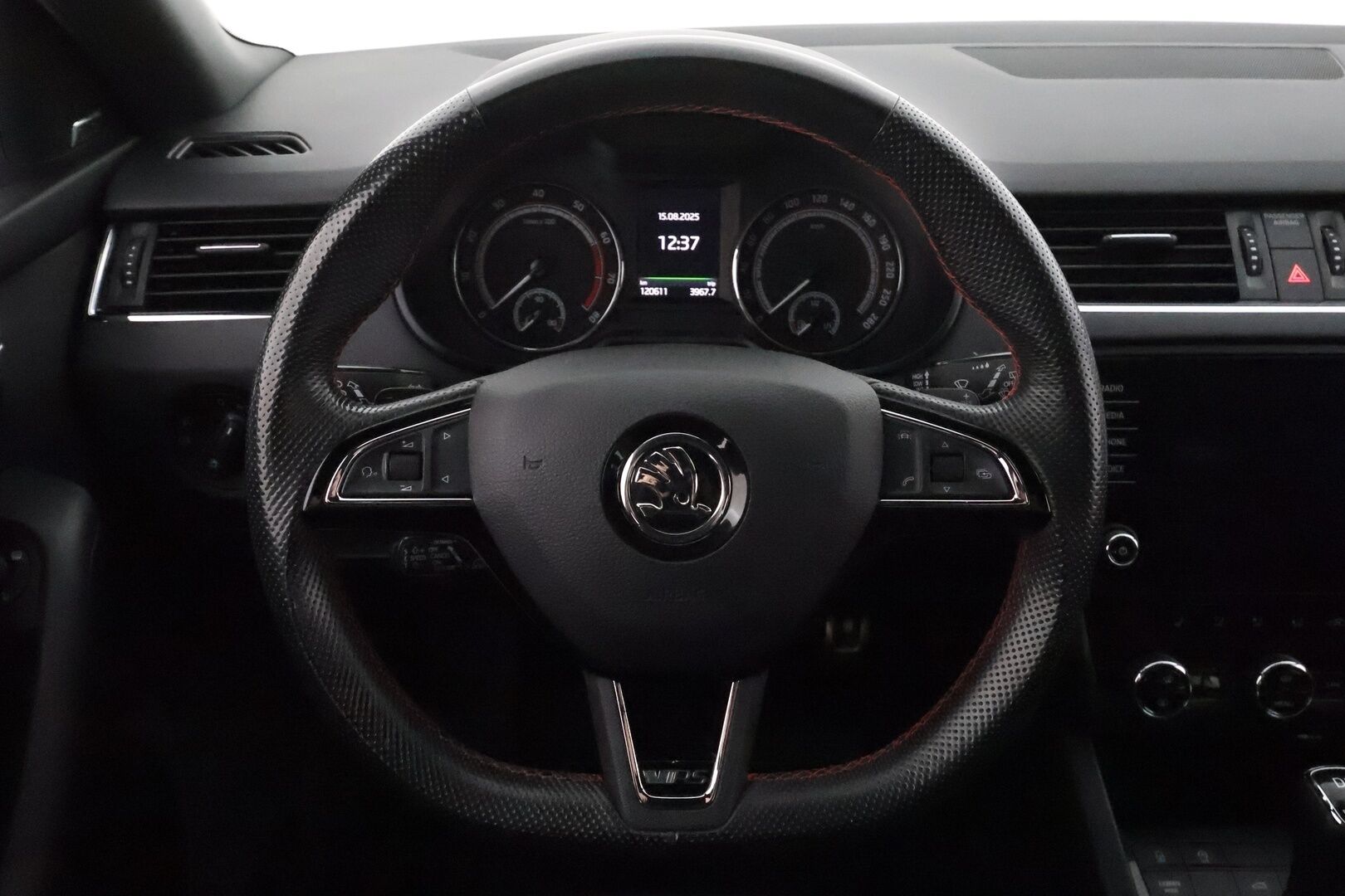 Skoda Octavia 2018 Combi 2,0 TSI RS Challenge DSG Autom. **Adapt vakkari / LED / Webasto / Canton / Koukku / Sporttipenkit** - Suomi-auto / Kahdet renkaat aluvanteilla
