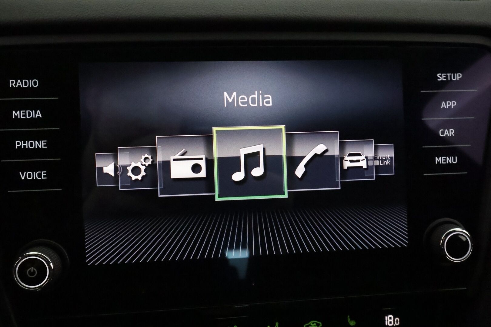 Skoda Octavia 2018 Combi 2,0 TSI RS Challenge DSG Autom. **Adapt vakkari / LED / Webasto / Canton / Koukku / Sporttipenkit** - Suomi-auto / Kahdet renkaat aluvanteilla / Adaptiivinen vakkari / Irrotettava vetokoukku / Sporttipenkit / KeylessGo / Webasto / - Osta nyt, maksa vasta ensi vuonna