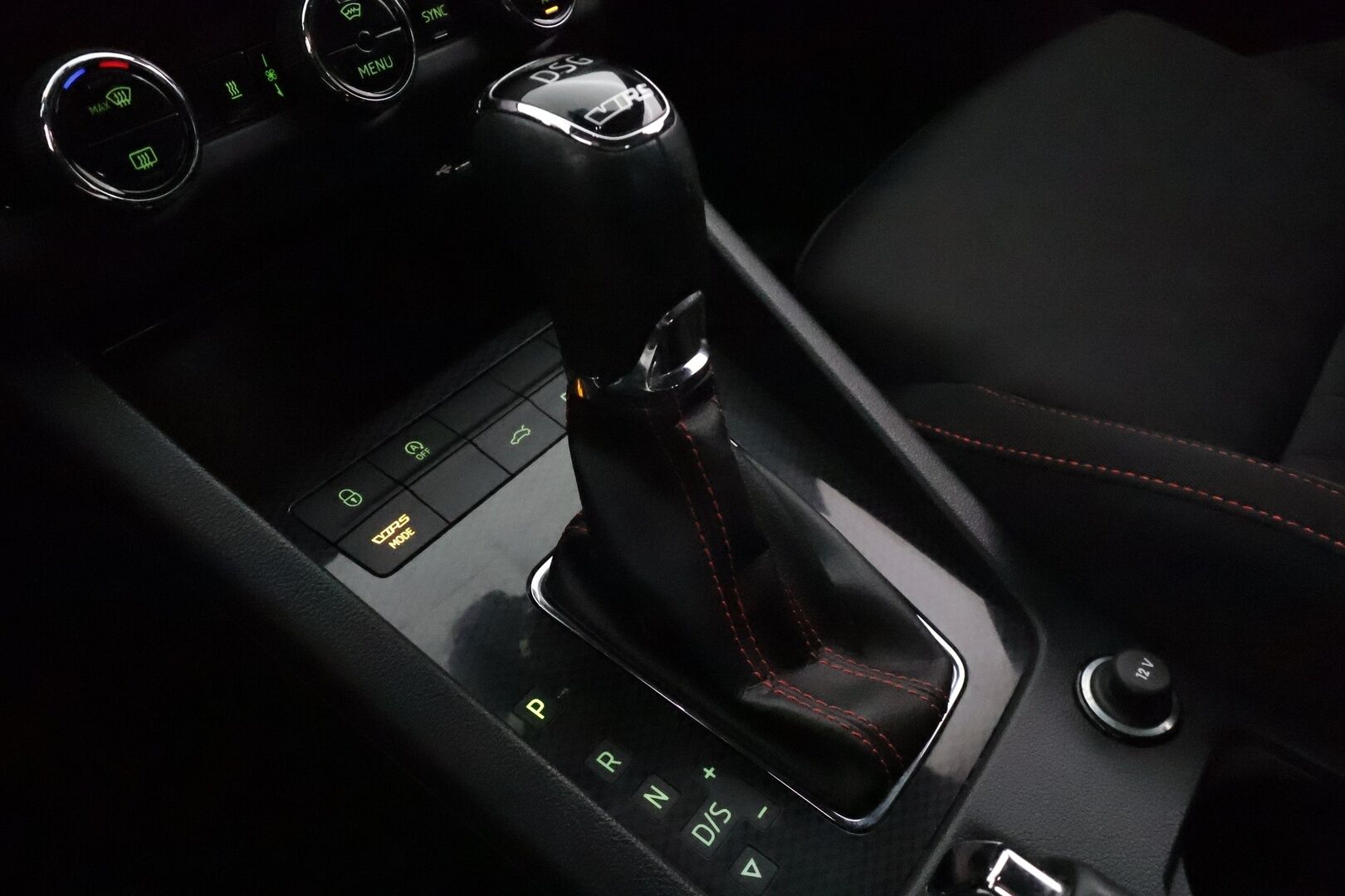 Skoda Octavia 2018 Combi 2,0 TSI RS Challenge DSG Autom. **Adapt vakkari / LED / Webasto / Canton / Koukku / Sporttipenkit** - Suomi-auto / Kahdet renkaat aluvanteilla