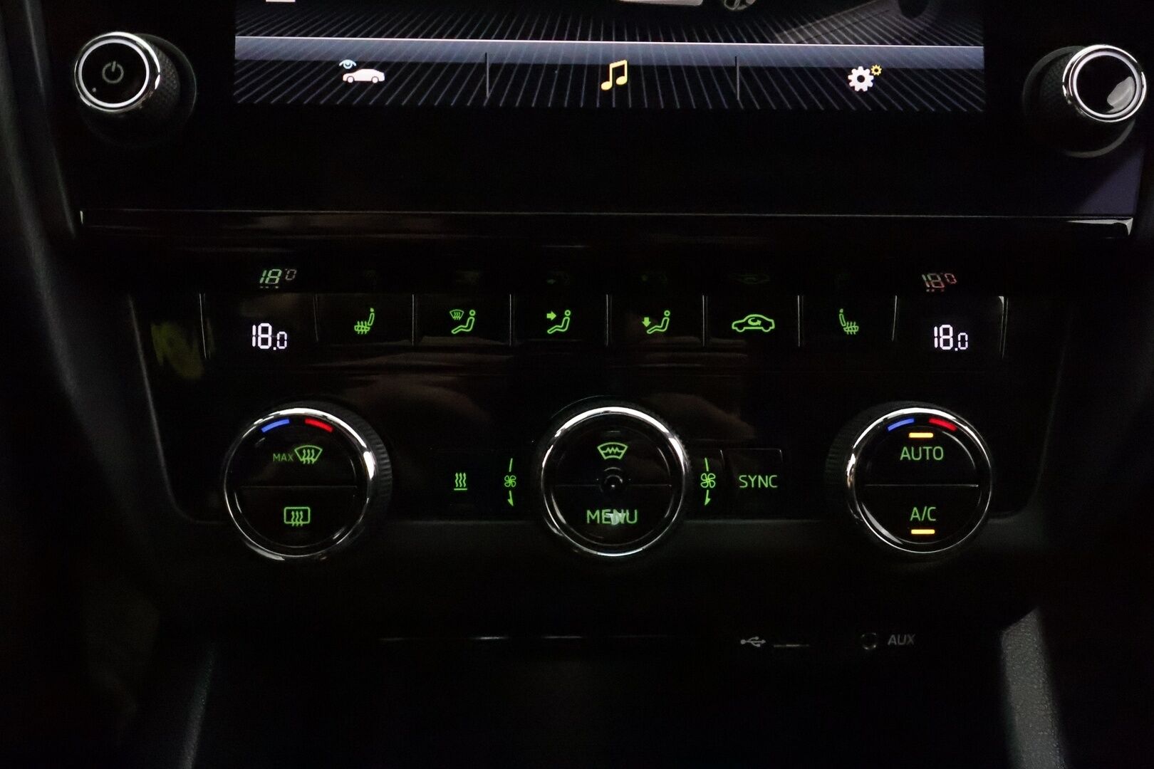 Skoda Octavia 2018 Combi 2,0 TSI RS Challenge DSG Autom. **Adapt vakkari / LED / Webasto / Canton / Koukku / Sporttipenkit** - Suomi-auto / Kahdet renkaat aluvanteilla / Adaptiivinen vakkari / Irrotettava vetokoukku / Sporttipenkit / KeylessGo / Webasto / - Osta nyt, maksa vasta ensi vuonna