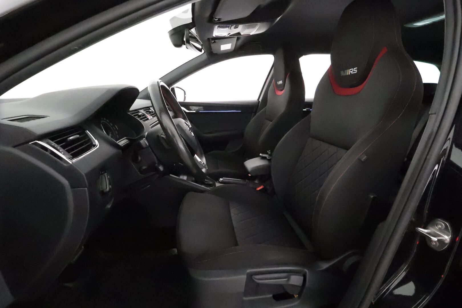 Skoda Octavia 2018 Combi 2,0 TSI RS Challenge DSG Autom. **Adapt vakkari / LED / Webasto / Canton / Koukku / Sporttipenkit** - Suomi-auto / Kahdet renkaat aluvanteilla / Adaptiivinen vakkari / Irrotettava vetokoukku / Sporttipenkit / KeylessGo / Webasto / - Osta nyt, maksa vasta ensi vuonna