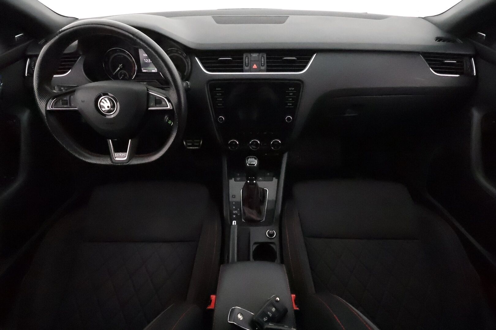 Skoda Octavia 2018 Combi 2,0 TSI RS Challenge DSG Autom. **Adapt vakkari / LED / Webasto / Canton / Koukku / Sporttipenkit** - Suomi-auto / Kahdet renkaat aluvanteilla