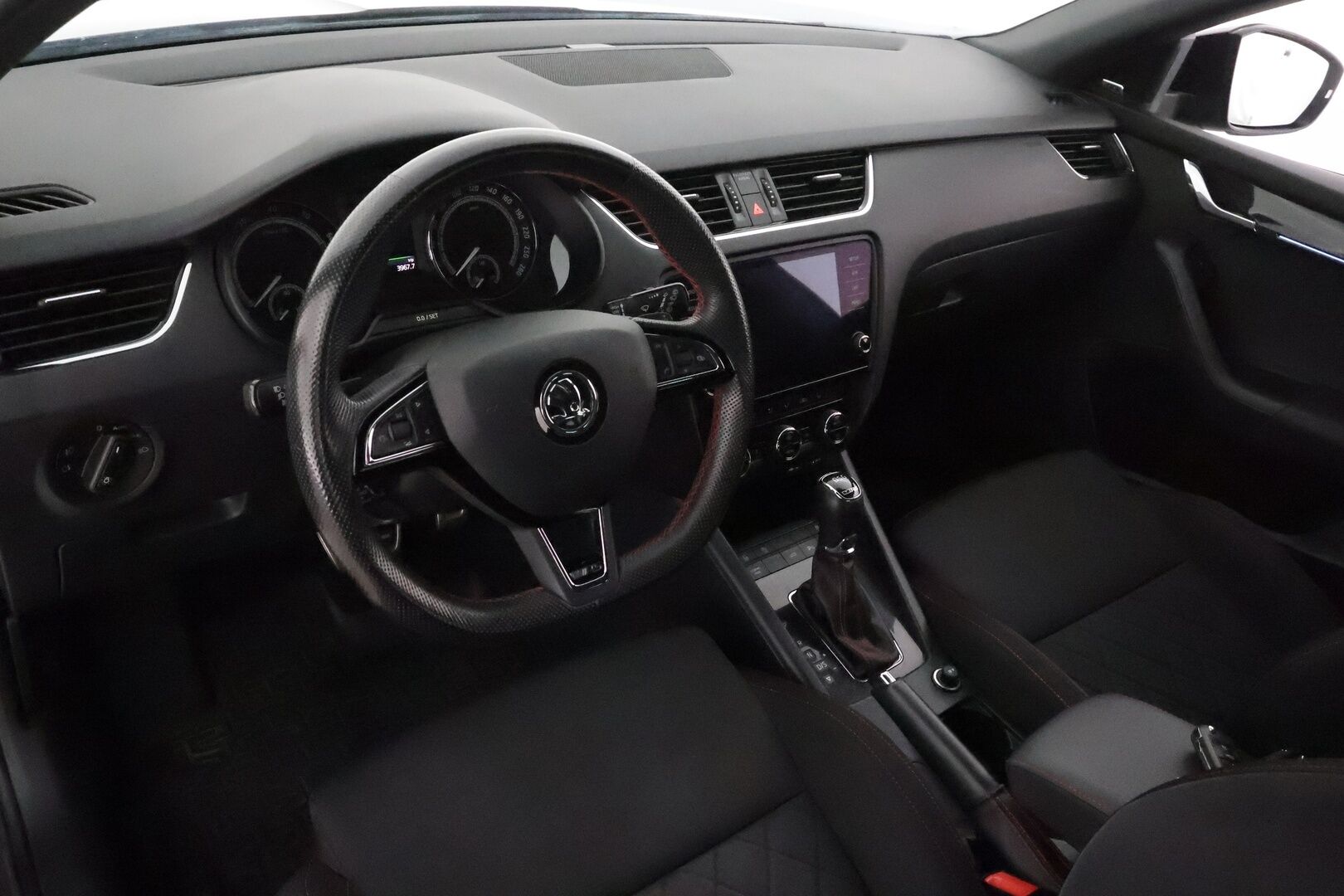 Skoda Octavia 2018 Combi 2,0 TSI RS Challenge DSG Autom. **Adapt vakkari / LED / Webasto / Canton / Koukku / Sporttipenkit** - Suomi-auto / Kahdet renkaat aluvanteilla / Adaptiivinen vakkari / Irrotettava vetokoukku / Sporttipenkit / KeylessGo / Webasto / - Osta nyt, maksa vasta ensi vuonna