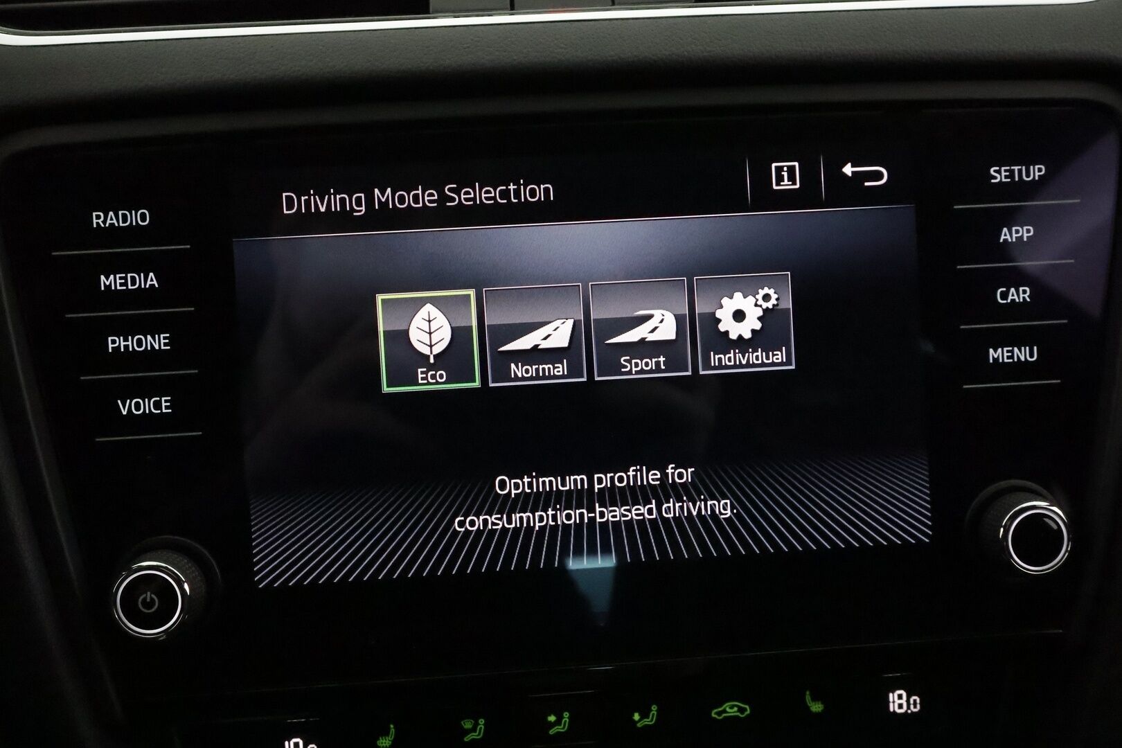 Skoda Octavia 2018 Combi 2,0 TSI RS Challenge DSG Autom. **Adapt vakkari / LED / Webasto / Canton / Koukku / Sporttipenkit** - Suomi-auto / Kahdet renkaat aluvanteilla