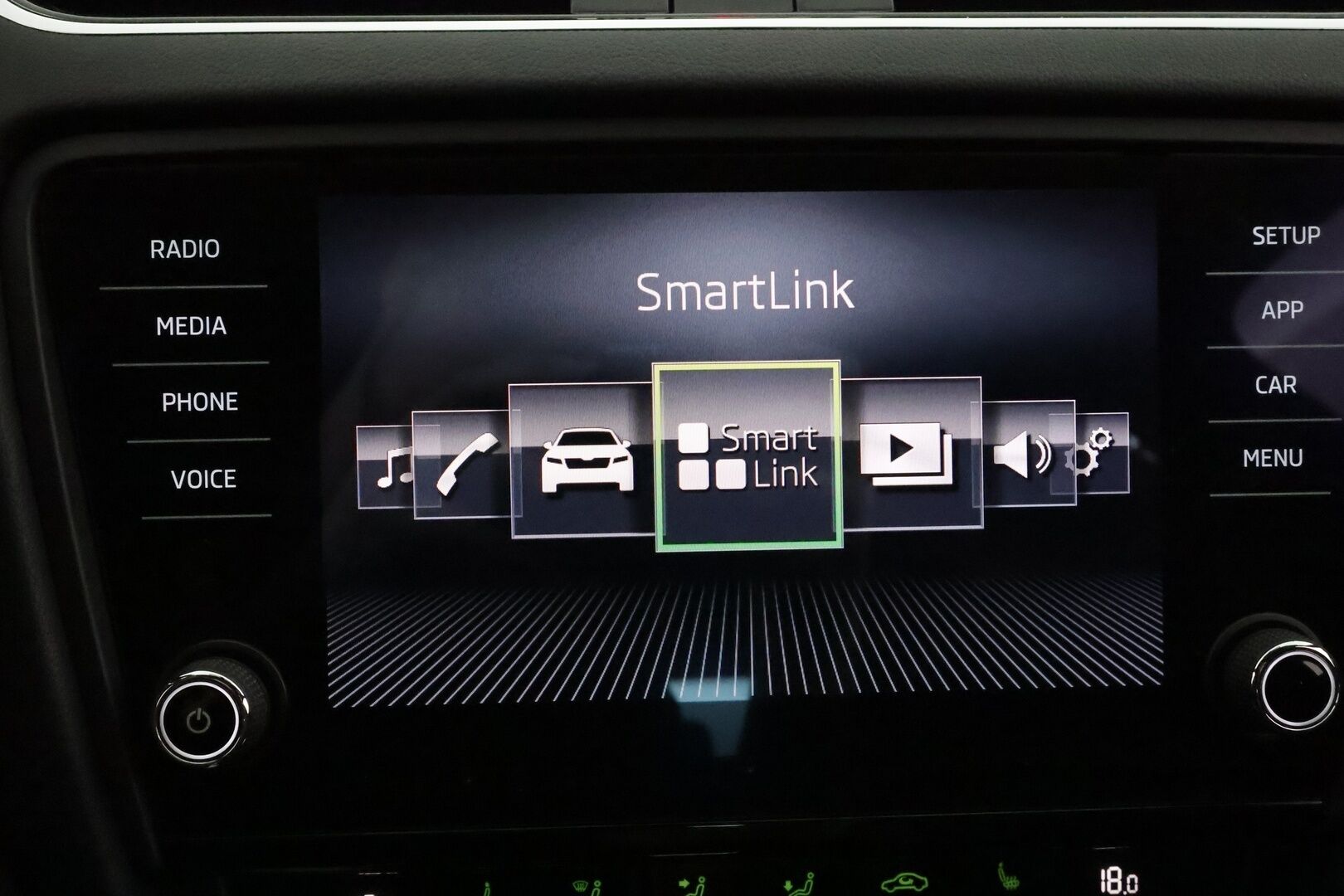 Skoda Octavia 2018 Combi 2,0 TSI RS Challenge DSG Autom. **Adapt vakkari / LED / Webasto / Canton / Koukku / Sporttipenkit** - Suomi-auto / Kahdet renkaat aluvanteilla / Adaptiivinen vakkari / Irrotettava vetokoukku / Sporttipenkit / KeylessGo / Webasto / - Osta nyt, maksa vasta ensi vuonna