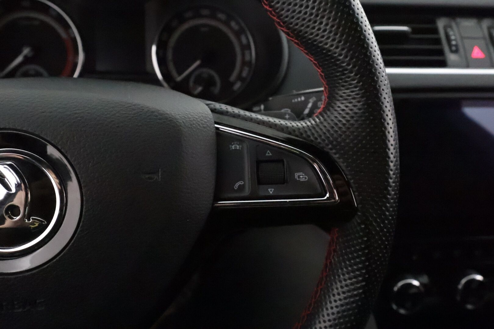 Skoda Octavia 2018 Combi 2,0 TSI RS Challenge DSG Autom. **Adapt vakkari / LED / Webasto / Canton / Koukku / Sporttipenkit** - Suomi-auto / Kahdet renkaat aluvanteilla / Adaptiivinen vakkari / Irrotettava vetokoukku / Sporttipenkit / KeylessGo / Webasto / - Osta nyt, maksa vasta ensi vuonna