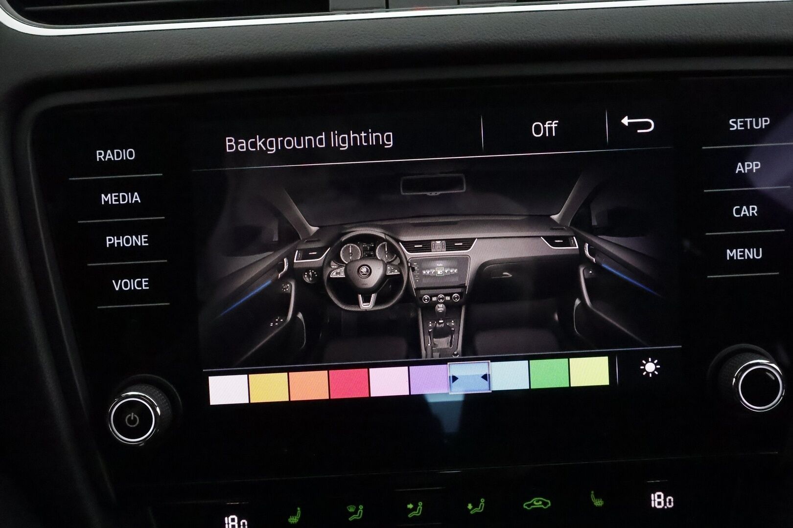 Skoda Octavia 2018 Combi 2,0 TSI RS Challenge DSG Autom. **Adapt vakkari / LED / Webasto / Canton / Koukku / Sporttipenkit** - Suomi-auto / Kahdet renkaat aluvanteilla / Adaptiivinen vakkari / Irrotettava vetokoukku / Sporttipenkit / KeylessGo / Webasto / - Osta nyt, maksa vasta ensi vuonna