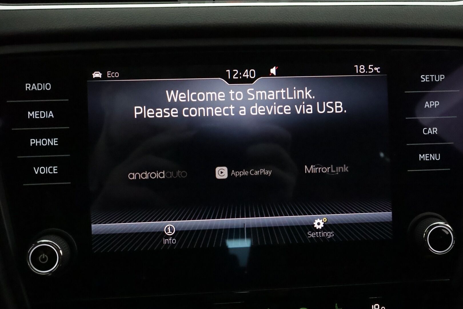 Skoda Octavia 2018 Combi 2,0 TSI RS Challenge DSG Autom. **Adapt vakkari / LED / Webasto / Canton / Koukku / Sporttipenkit** - Suomi-auto / Kahdet renkaat aluvanteilla / Adaptiivinen vakkari / Irrotettava vetokoukku / Sporttipenkit / KeylessGo / Webasto / - Osta nyt, maksa vasta ensi vuonna