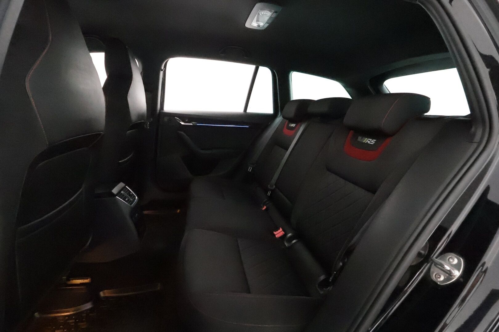 Skoda Octavia 2018 Combi 2,0 TSI RS Challenge DSG Autom. **Adapt vakkari / LED / Webasto / Canton / Koukku / Sporttipenkit** - Suomi-auto / Kahdet renkaat aluvanteilla
