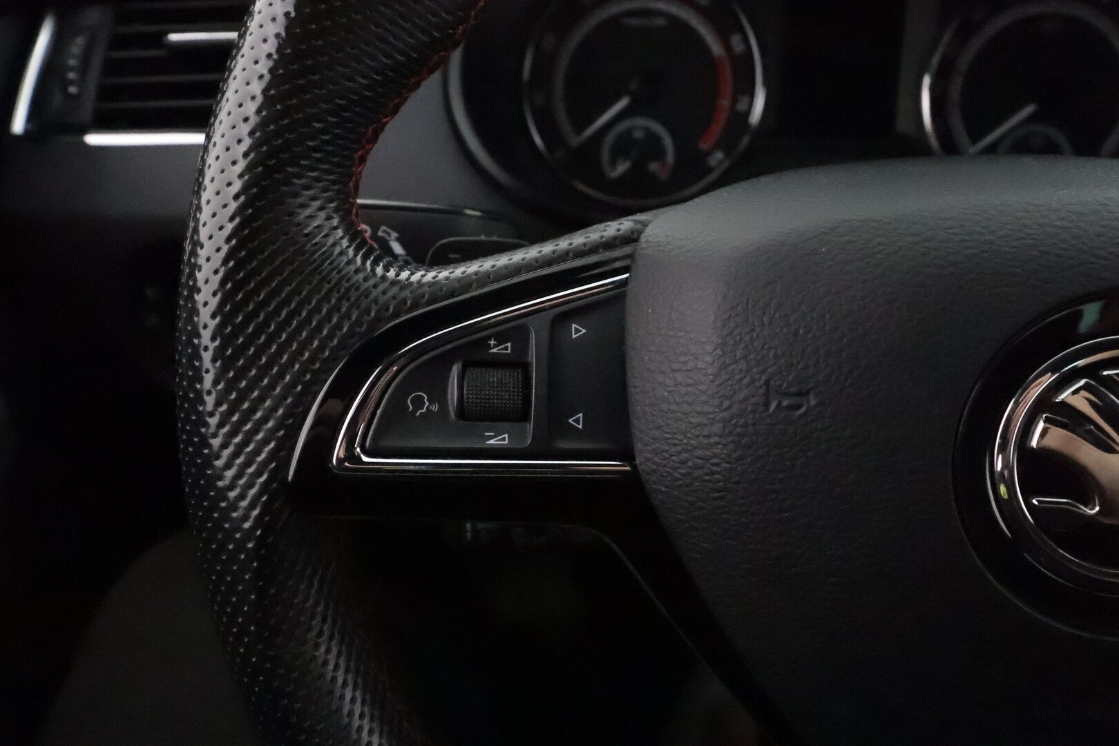 Skoda Octavia 2018 Combi 2,0 TSI RS Challenge DSG Autom. **Adapt vakkari / LED / Webasto / Canton / Koukku / Sporttipenkit** - Suomi-auto / Kahdet renkaat aluvanteilla