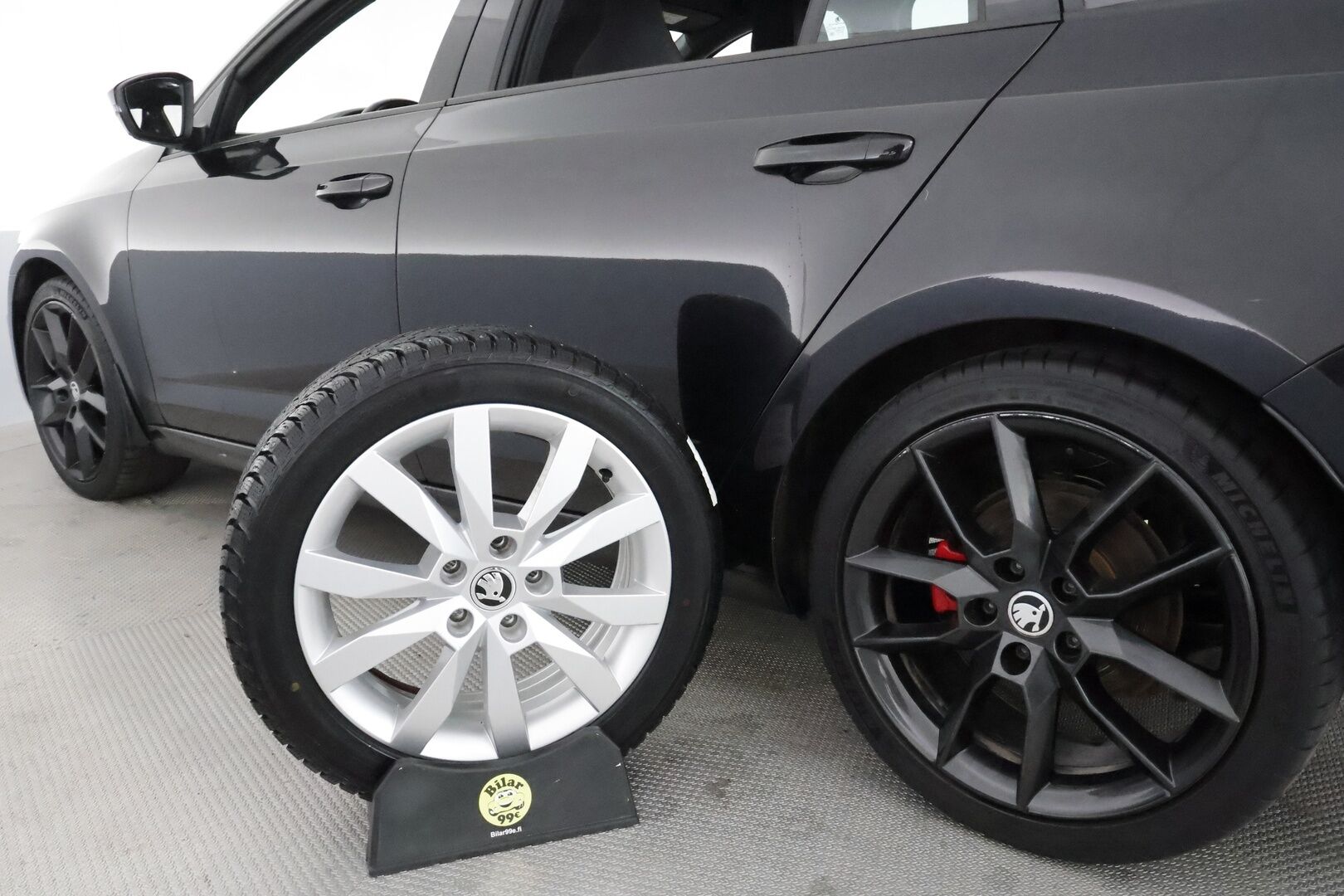 Skoda Octavia 2018 Combi 2,0 TSI RS Challenge DSG Autom. **Adapt vakkari / LED / Webasto / Canton / Koukku / Sporttipenkit** - Suomi-auto / Kahdet renkaat aluvanteilla / Adaptiivinen vakkari / Irrotettava vetokoukku / Sporttipenkit / KeylessGo / Webasto / 