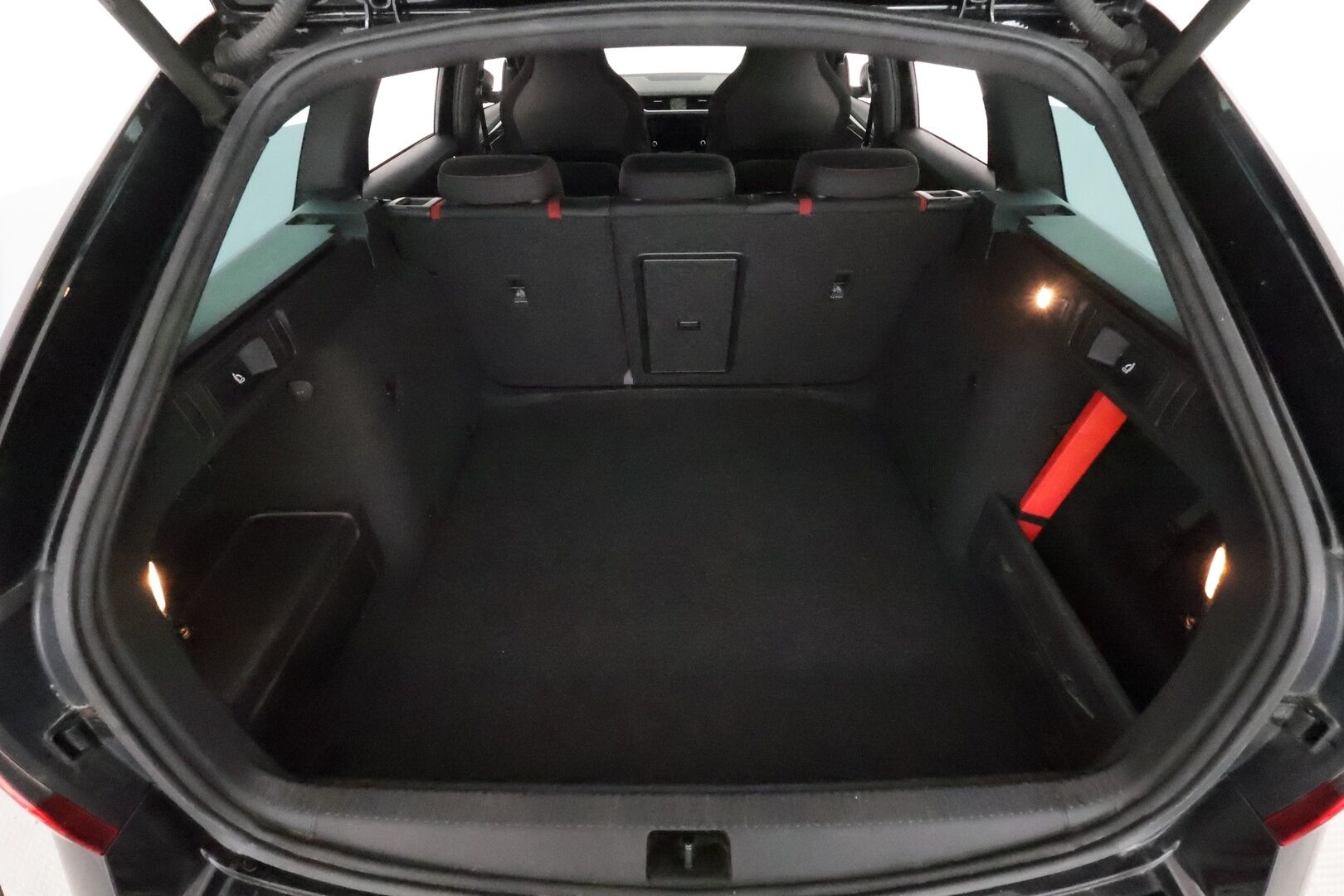 Skoda Octavia 2018 Combi 2,0 TSI RS Challenge DSG Autom. **Adapt vakkari / LED / Webasto / Canton / Koukku / Sporttipenkit** - Suomi-auto / Kahdet renkaat aluvanteilla