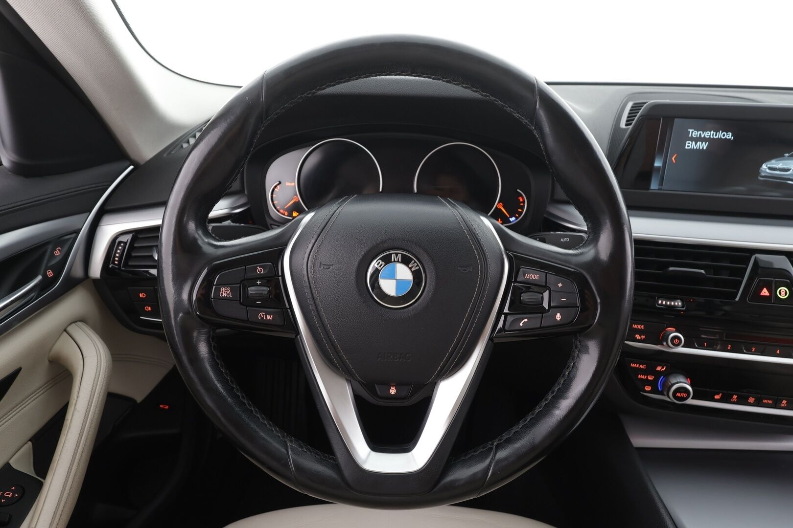 BMW 520 2017 G30 Sedan 520d A xDrive Business Comfort * Koukku / Vakkari / H&K / Webasto / Muistipenkit / LED / Vaaleat nahat / Digimittaristo * - Suomi-auto / Kahdet renkaat aluvanteilla / Hyvät varusteet - HULLUT AVAJAISHULINAT KORKOTARJOUS 3,29 %