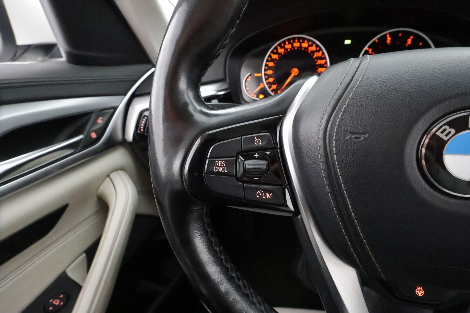 BMW 520 2017 G30 Sedan 520d A xDrive Business Comfort * Koukku / Vakkari / H&K / Webasto / Muistipenkit / LED / Vaaleat nahat / Digimittaristo * - Suomi-auto / Kahdet renkaat aluvanteilla / Hyvät varusteet - HULLUT AVAJAISHULINAT KORKOTARJOUS 3,29 %