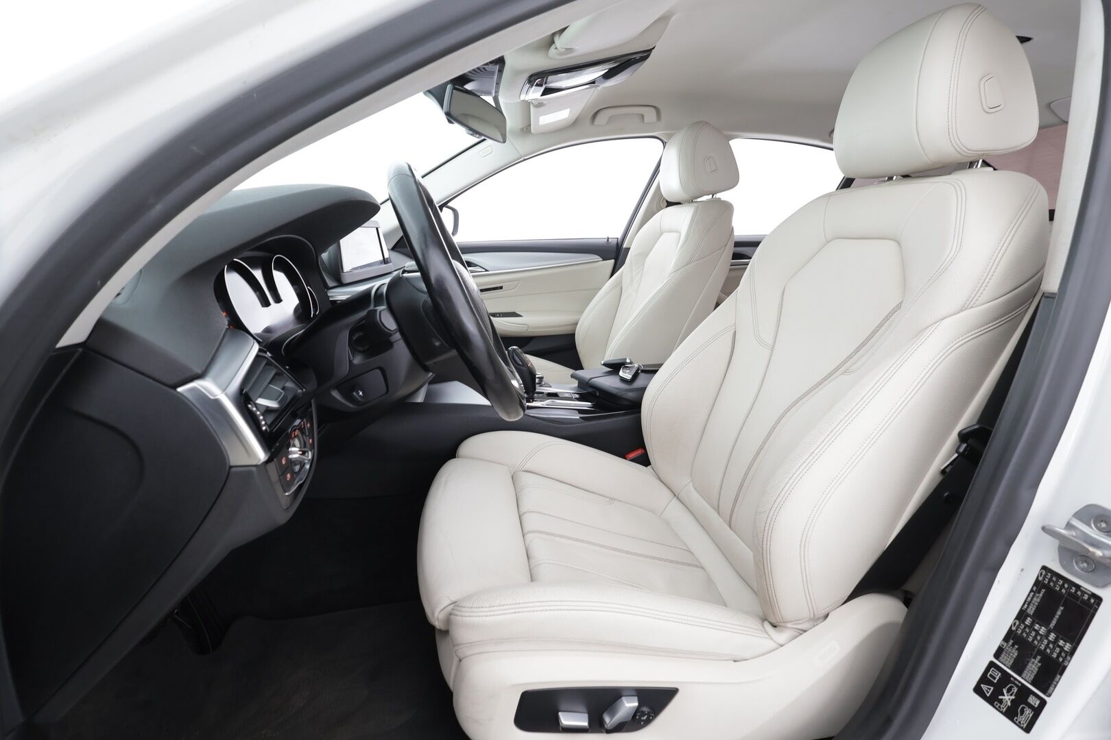 BMW 520 2017 G30 Sedan 520d A xDrive Business Comfort * Koukku / Vakkari / H&K / Webasto / Muistipenkit / LED / Vaaleat nahat / Digimittaristo * - Suomi-auto / Kahdet renkaat aluvanteilla / Hyvät varusteet - HULLUT AVAJAISHULINAT KORKOTARJOUS 3,29 %