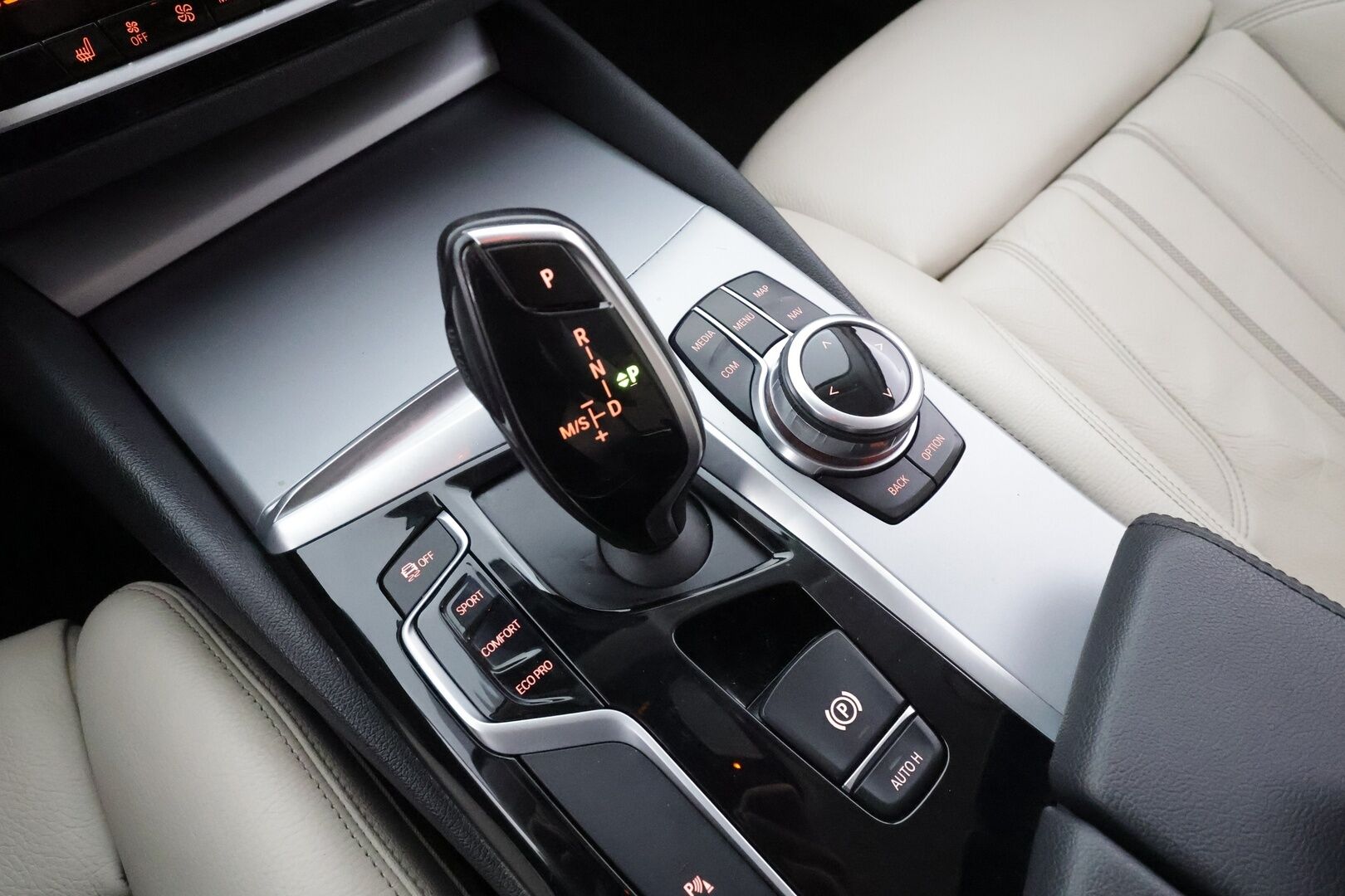 BMW 520 2017 G30 Sedan 520d A xDrive Business Comfort * Koukku / Vakkari / H&K / Webasto / Muistipenkit / LED / Vaaleat nahat / Digimittaristo * - Suomi-auto / Kahdet renkaat aluvanteilla / Hyvät varusteet - HULLUT AVAJAISHULINAT KORKOTARJOUS 3,29 %