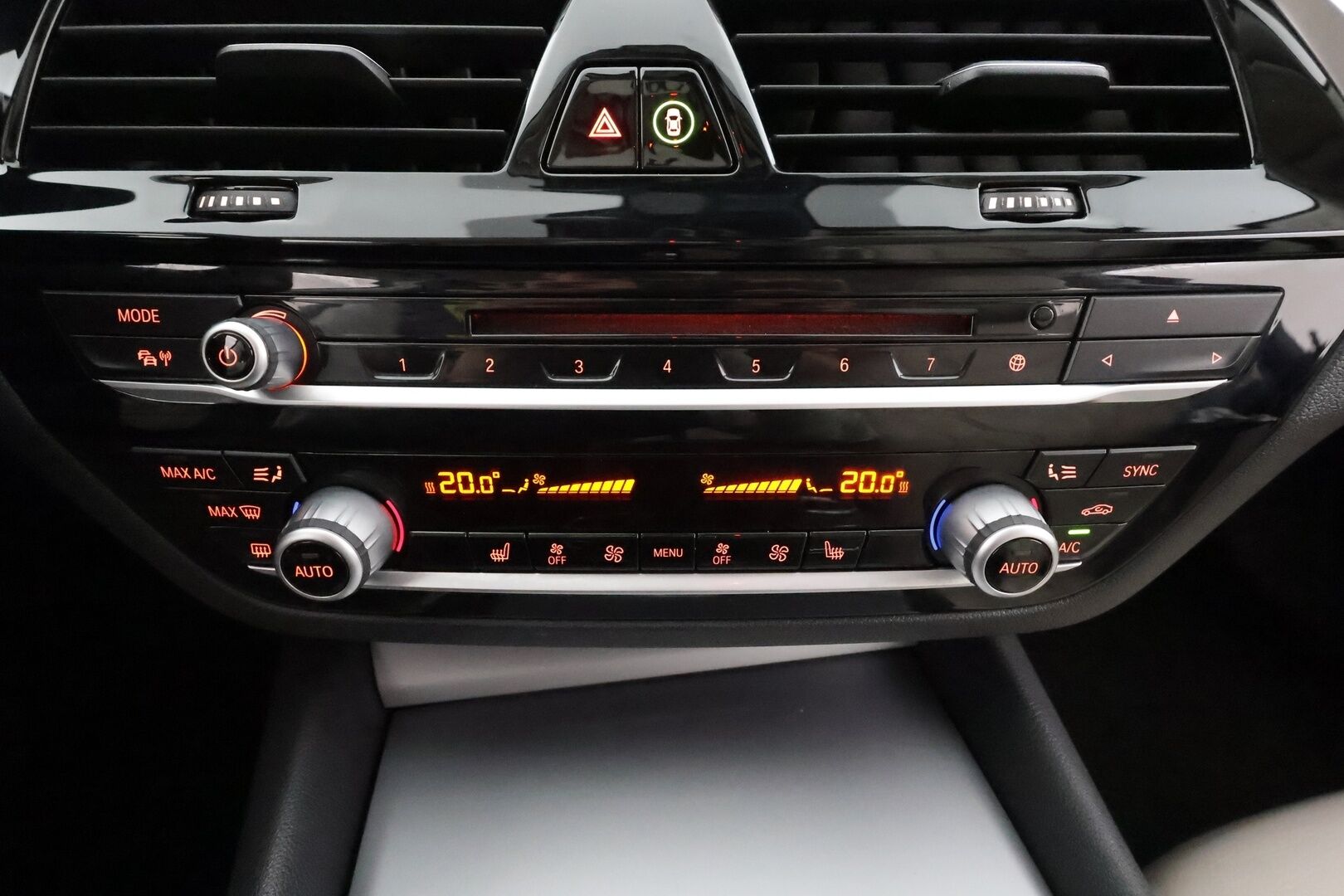 BMW 520 2017 G30 Sedan 520d A xDrive Business Comfort * Koukku / Vakkari / H&K / Webasto / Muistipenkit / LED / Vaaleat nahat / Digimittaristo * - Suomi-auto / Kahdet renkaat aluvanteilla / Hyvät varusteet - HULLUT AVAJAISHULINAT KORKOTARJOUS 3,29 %