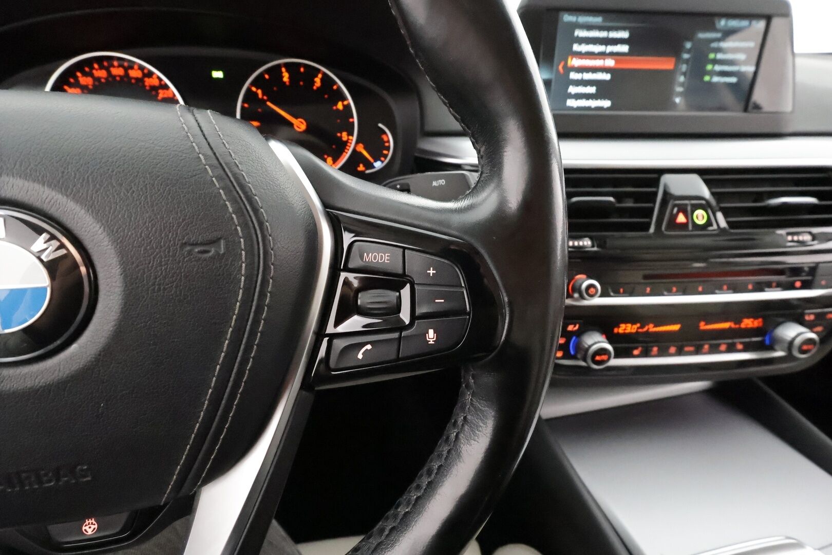 BMW 520 2017 G30 Sedan 520d A xDrive Business Comfort - | H&K | Koukku | Vakkari | Webasto | Muistipenkit | LED | Vaaleat nahat | Digimittaristo |