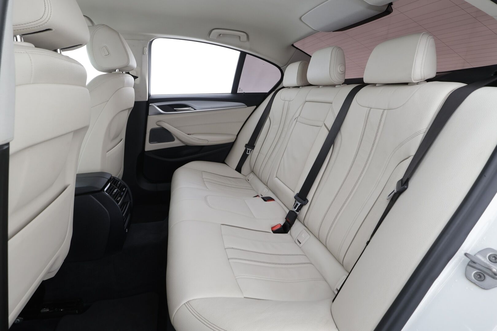 BMW 520 2017 G30 Sedan 520d A xDrive Business Comfort * Koukku / Vakkari / H&K / Webasto / Muistipenkit / LED / Vaaleat nahat / Digimittaristo * - Suomi-auto / Kahdet renkaat aluvanteilla / Hyvät varusteet - HULLUT AVAJAISHULINAT KORKOTARJOUS 3,29 %