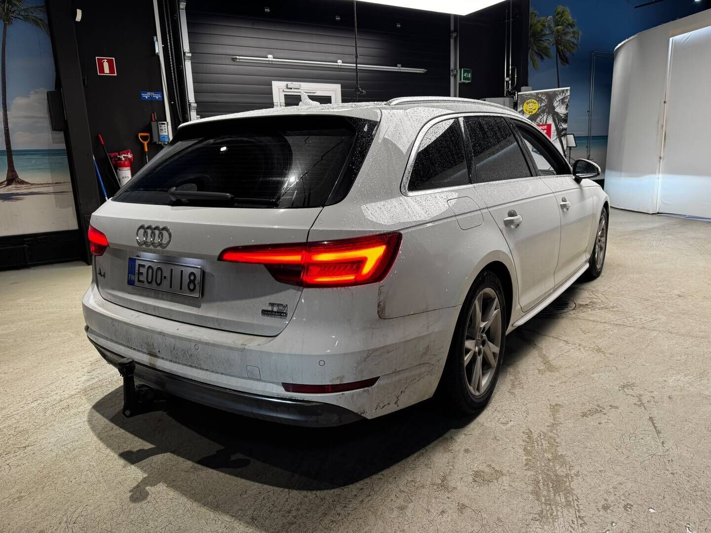 Audi A4 2017 Avant Land of quattro Edition 2,0 TDI 140 kW quattro S tronic - Suomiauto | Webasto | Vetokoukku | Matrix LED | Sporttipenkit | 3-Alue AC | Sähköluukku | Huippuvarusteet | Jakopää tehty!