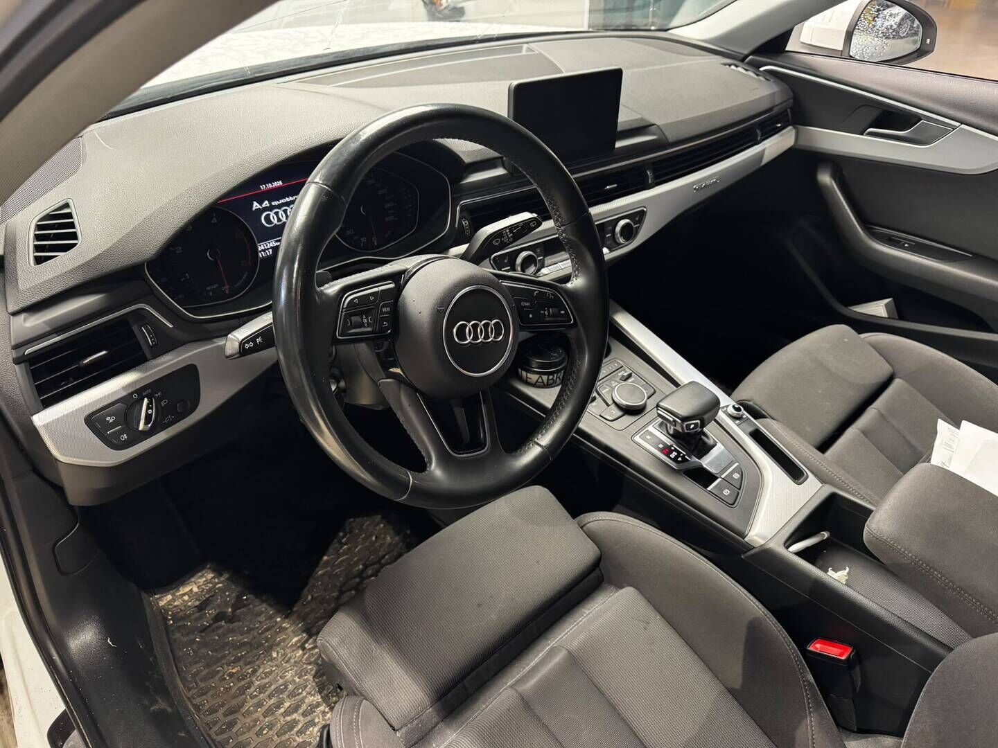 Audi A4 2017 Avant Land of quattro Edition 2,0 TDI 140 kW quattro S tronic - Suomiauto | Webasto | Vetokoukku | Matrix LED | Sporttipenkit | 3-Alue AC | Sähköluukku | Huippuvarusteet | Jakopää tehty!