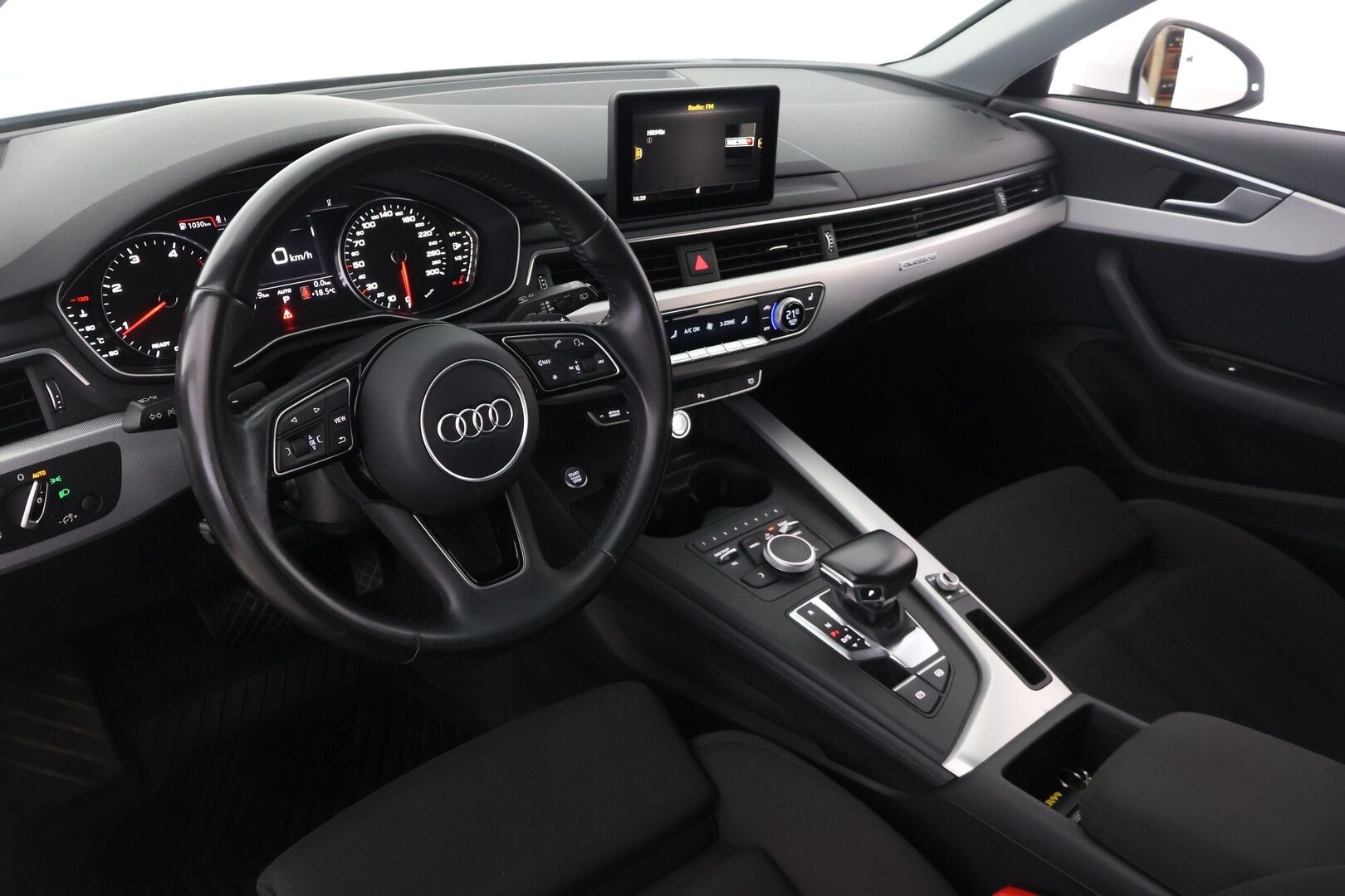 Audi A4 2017 Avant Land of quattro Edition 2,0 TDI 140 kW quattro S tronic *Webasto / Matrix LED / Koukku / Tutkat / Keyless Go* - *Suomi-auto / Kahdet renkaat / Edullinen neliveto*