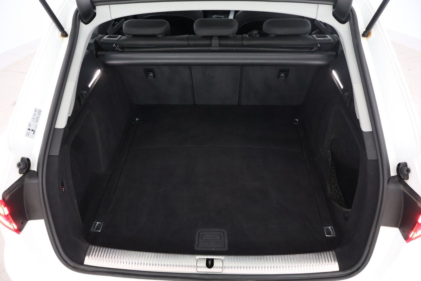 Audi A4 2017 Avant Land of quattro Edition 2,0 TDI 140 kW quattro S tronic *Webasto / Matrix LED / Koukku / Tutkat / Keyless Go* - *Suomi-auto / Kahdet renkaat / Edullinen neliveto*