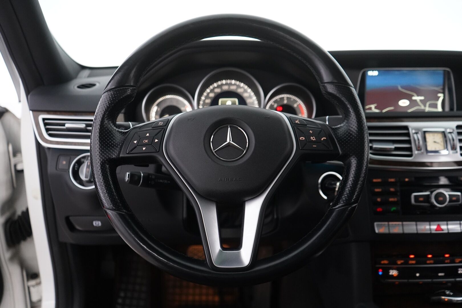 Mercedes-Benz E 2014 300 BlueTec Hybrid T A Premium Business *YritysOutlet - Myydään vain yrityksille* - Ilmastoidut nahat / Koukku / Kattoluukku / Muistipenkit / Lohko / Vakkari / ILS