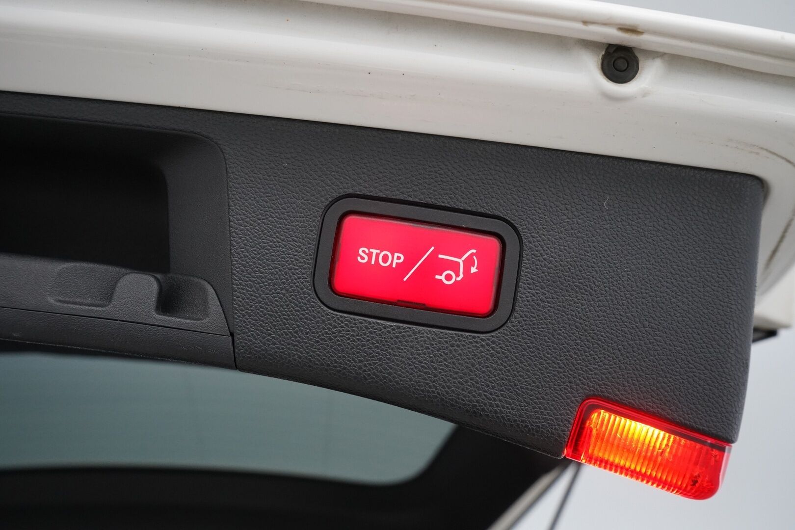 Mercedes-Benz E 2014 300 BlueTec Hybrid T A Premium Business *YritysOutlet - Myydään vain yrityksille* - Ilmastoidut nahat / Koukku / Kattoluukku / Muistipenkit / Lohko / Vakkari / ILS