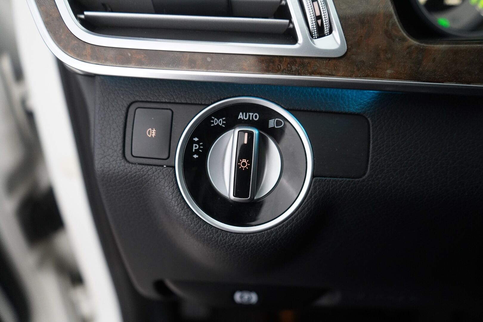 Mercedes-Benz E 2014 300 BlueTec Hybrid T A Premium Business *YritysOutlet - Myydään vain yrityksille* - Ilmastoidut nahat / Koukku / Kattoluukku / Muistipenkit / Lohko / Vakkari / ILS