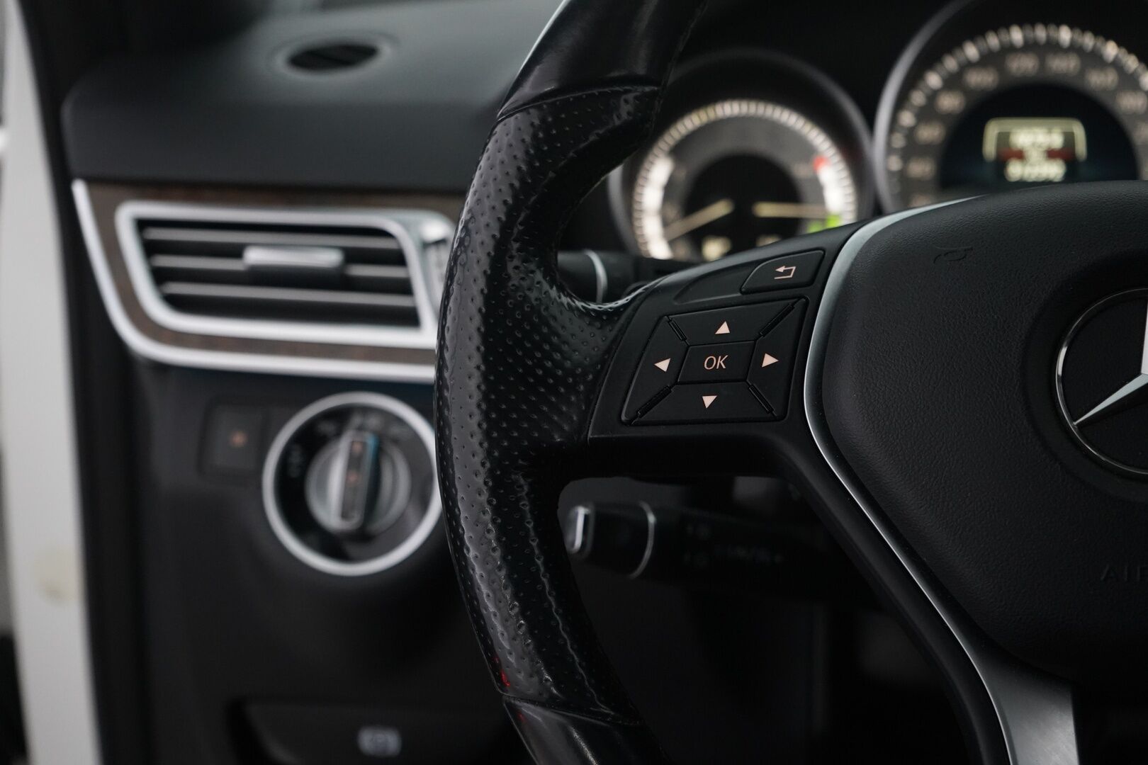 Mercedes-Benz E 2014 300 BlueTec Hybrid T A Premium Business *YritysOutlet - Myydään vain yrityksille* - Ilmastoidut nahat / Koukku / Kattoluukku / Muistipenkit / Lohko / Vakkari / ILS