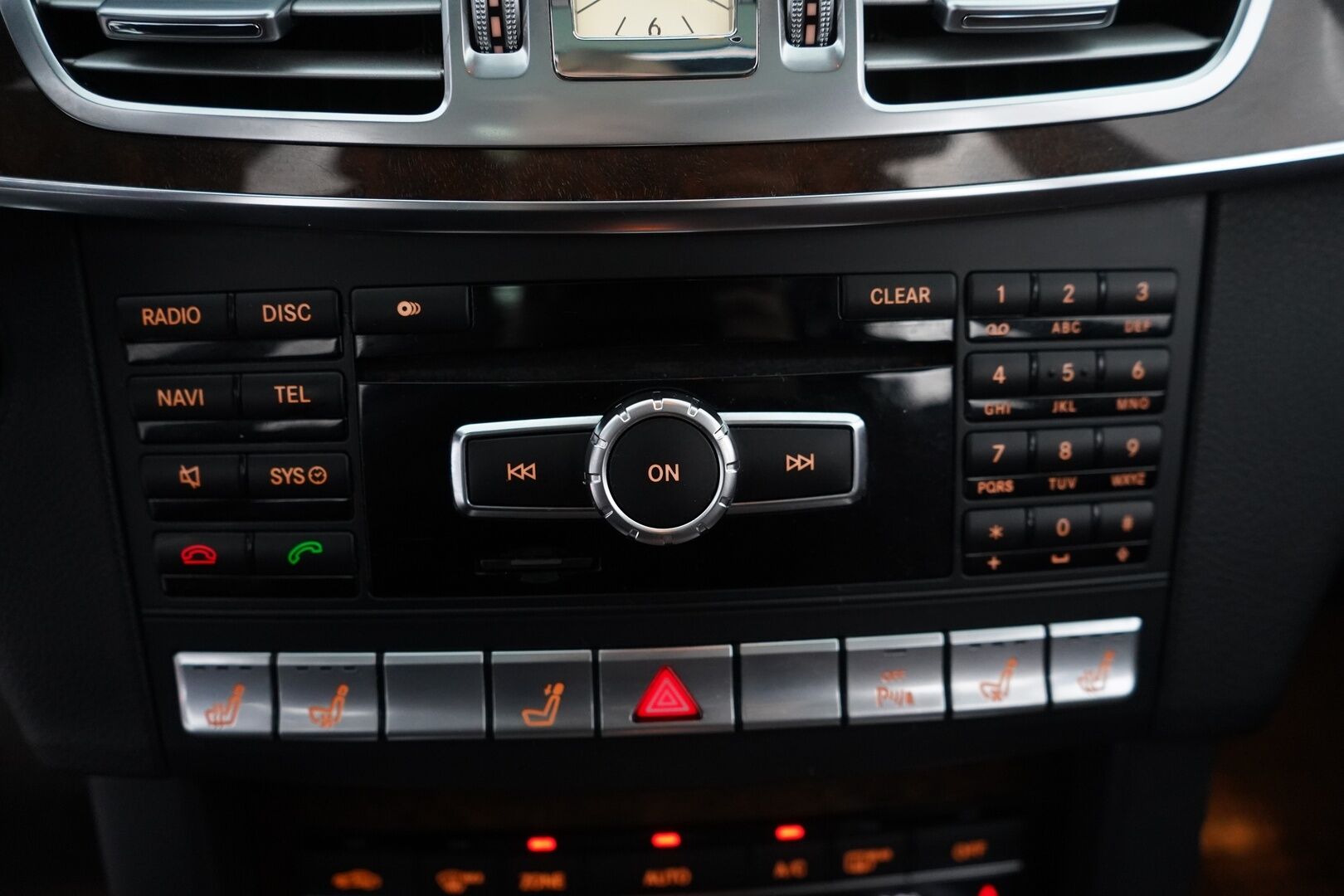 Mercedes-Benz E 2014 300 BlueTec Hybrid T A Premium Business *YritysOutlet - Myydään vain yrityksille* - Ilmastoidut nahat / Koukku / Kattoluukku / Muistipenkit / Lohko / Vakkari / ILS