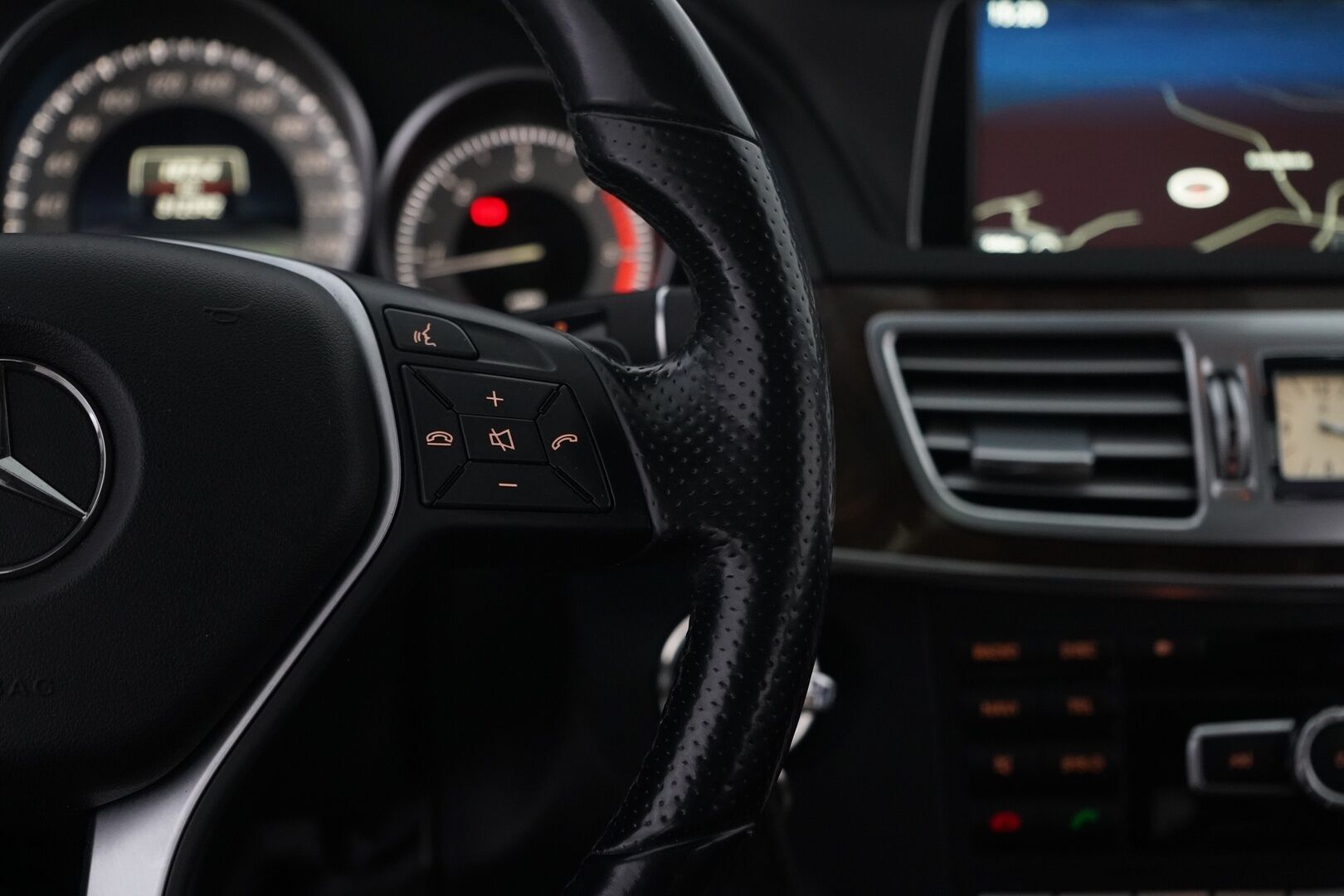 Mercedes-Benz E 2014 300 BlueTec Hybrid T A Premium Business *YritysOutlet - Myydään vain yrityksille* - Ilmastoidut nahat / Koukku / Kattoluukku / Muistipenkit / Lohko / Vakkari / ILS