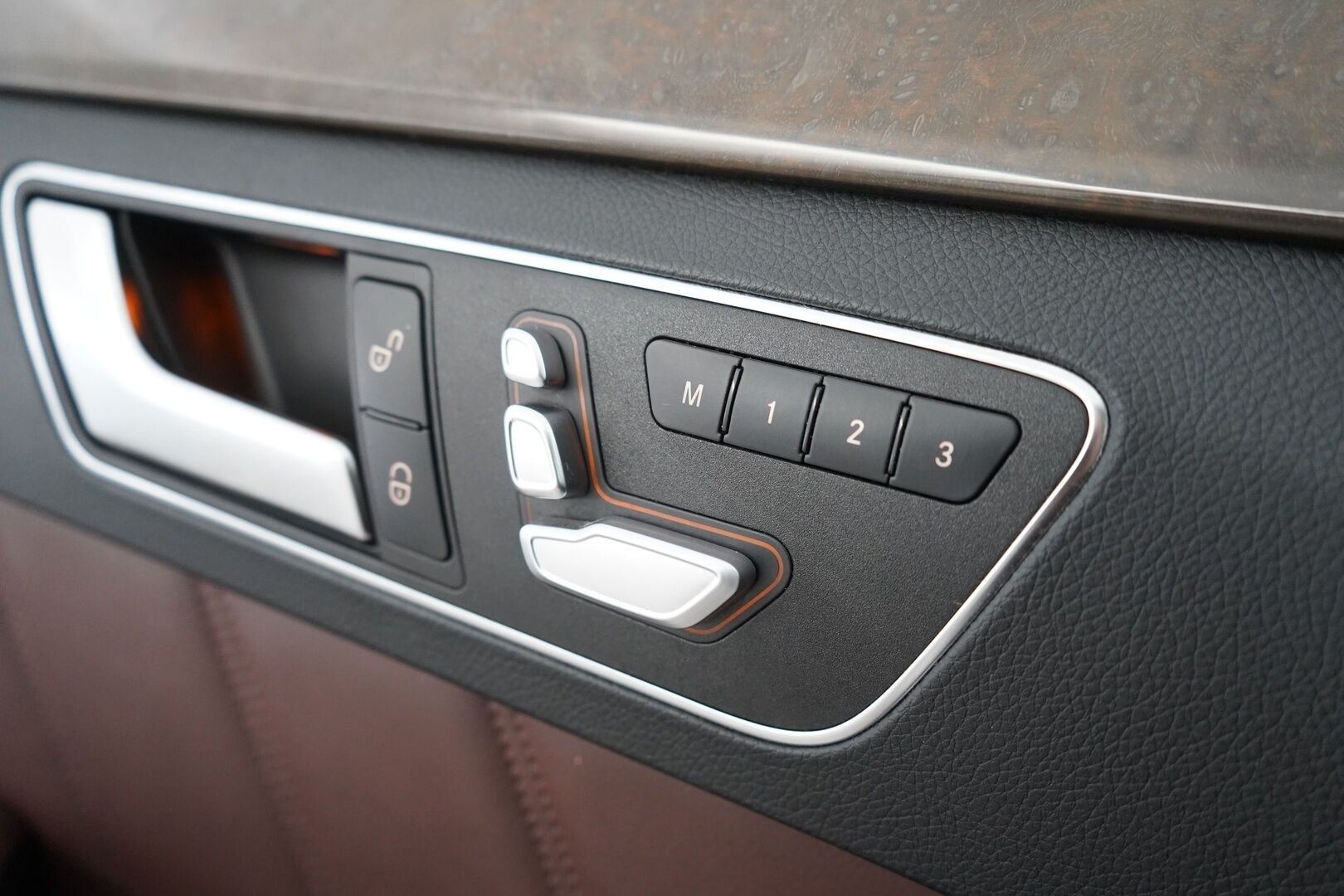 Mercedes-Benz E 2014 300 BlueTec Hybrid T A Premium Business *YritysOutlet - Myydään vain yrityksille* - Ilmastoidut nahat / Koukku / Kattoluukku / Muistipenkit / Lohko / Vakkari / ILS