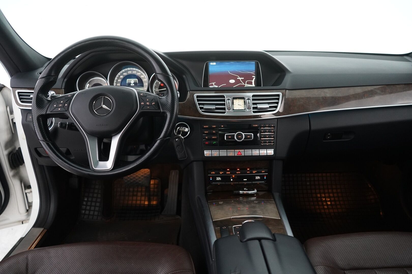 Mercedes-Benz E 2014 300 BlueTec Hybrid T A Premium Business *YritysOutlet - Myydään vain yrityksille* - Ilmastoidut nahat / Koukku / Kattoluukku / Muistipenkit / Lohko / Vakkari / ILS