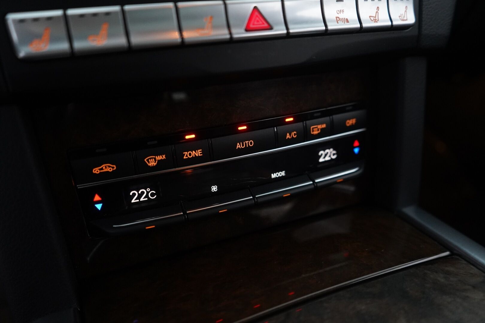 Mercedes-Benz E 2014 300 BlueTec Hybrid T A Premium Business *YritysOutlet - Myydään vain yrityksille* - Ilmastoidut nahat / Koukku / Kattoluukku / Muistipenkit / Lohko / Vakkari / ILS