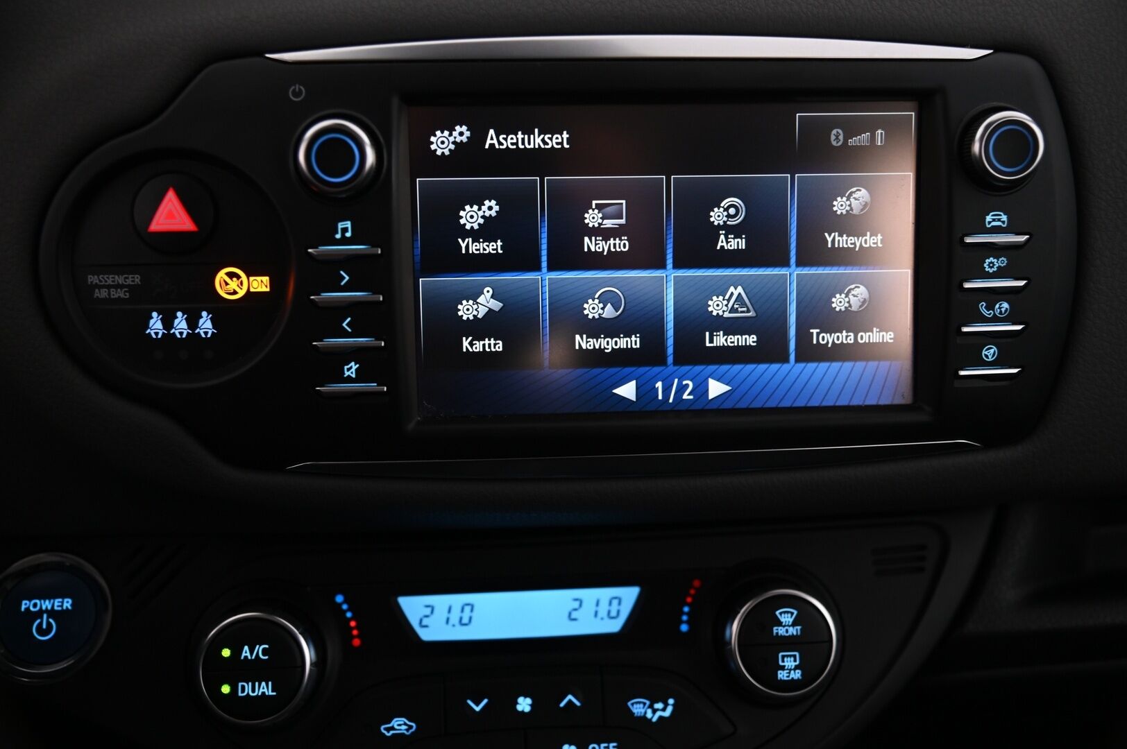 Toyota Yaris 2017 1,5 Hybrid Launch Edition *2.Om. Suomi-Auto / Lohko + sis.pistoke / Navi / Vakkari / Merkkiliikkeen huoltokirja* - *Juuri saapunut! / P-kamera / Kessy / 2X renkaat*