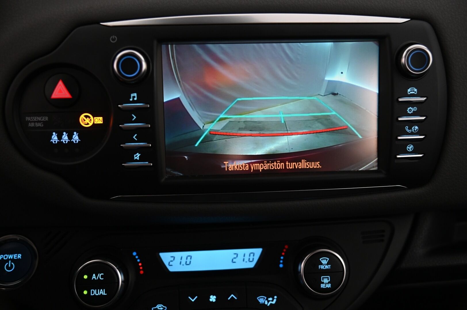 Toyota Yaris 2017 1,5 Hybrid Launch Edition *2.Om. Suomi-Auto / Lohko + sis.pistoke / Navi / Vakkari / Merkkiliikkeen huoltokirja* - *Juuri saapunut! / P-kamera / Kessy / 2X renkaat*