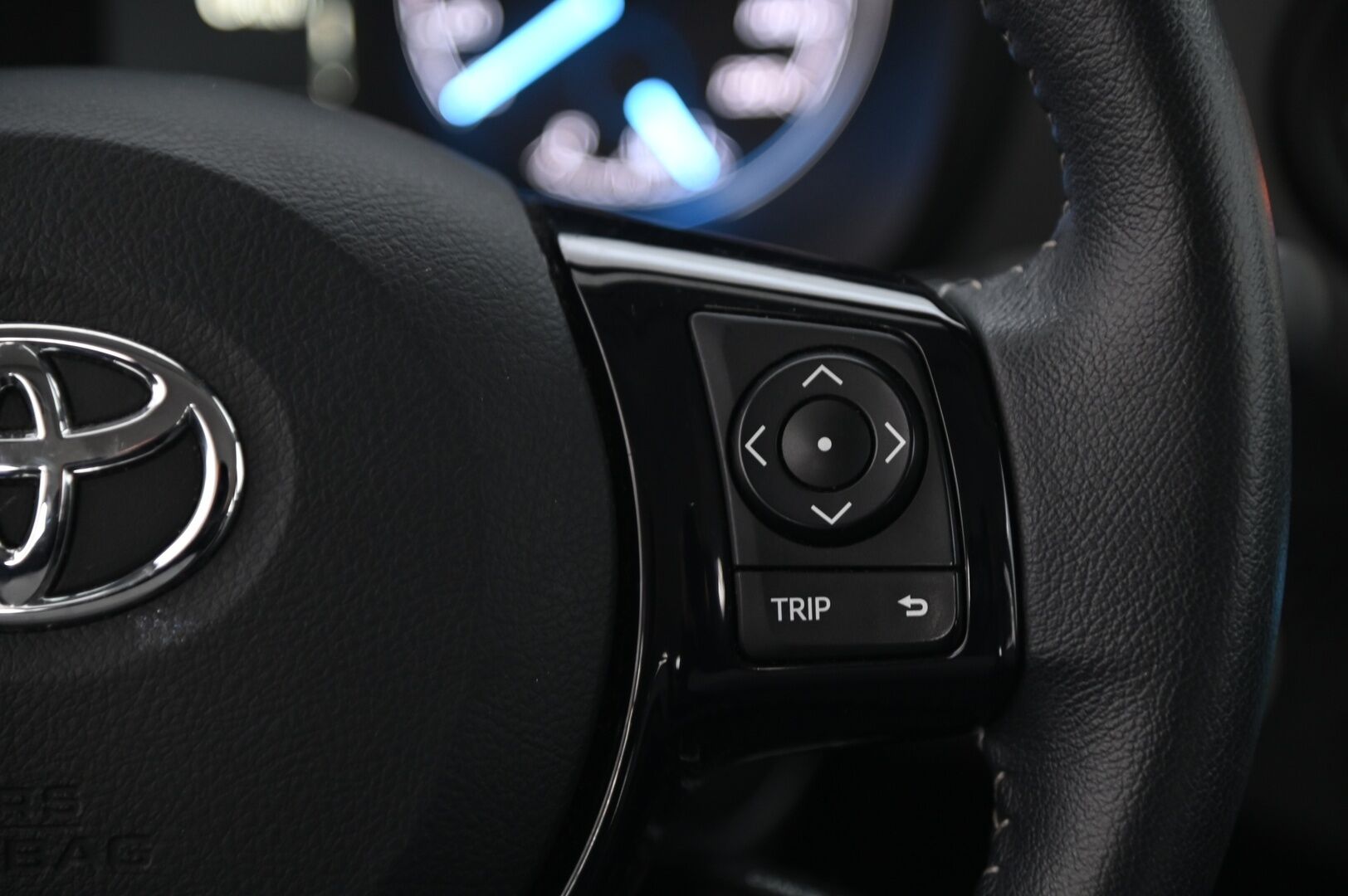 Toyota Yaris 2017 1,5 Hybrid Launch Edition *2.Om. Suomi-Auto / Lohko + sis.pistoke / Navi / Vakkari / Merkkiliikkeen huoltokirja* - *Juuri saapunut! / P-kamera / Kessy / 2X renkaat*