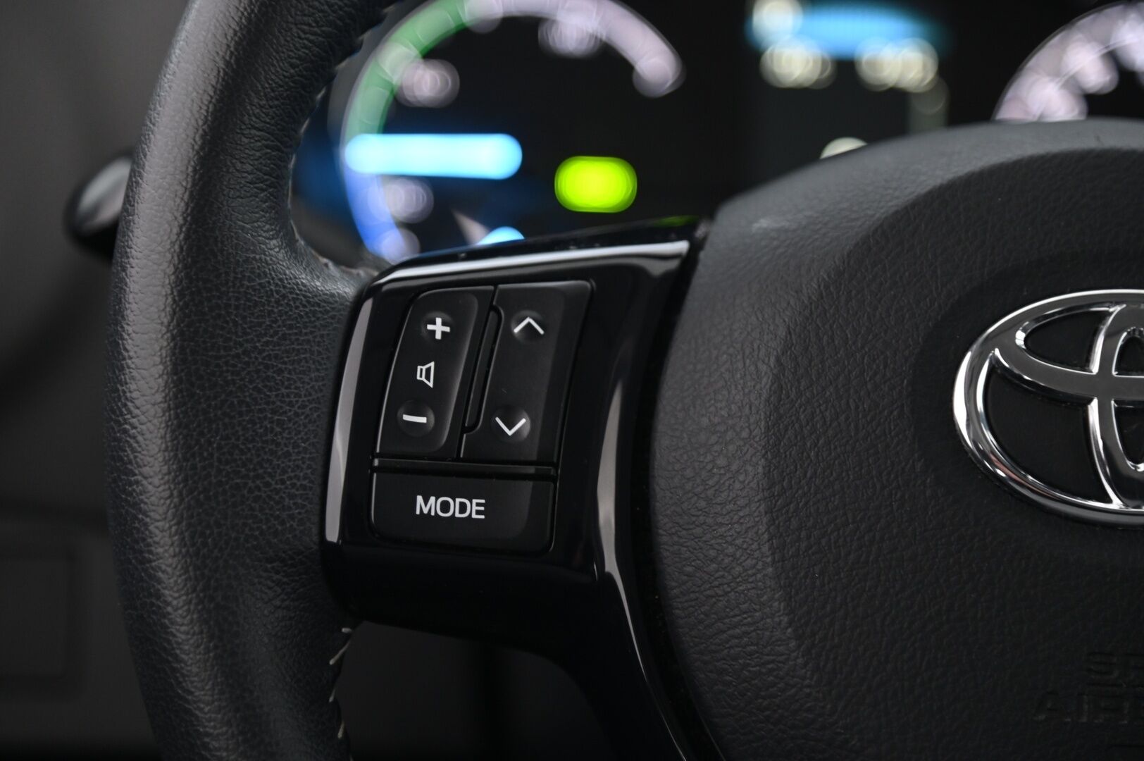 Toyota Yaris 2017 1,5 Hybrid Launch Edition *2.Om. Suomi-Auto / Lohko + sis.pistoke / Navi / Vakkari / Merkkiliikkeen huoltokirja* - *Juuri saapunut! / P-kamera / Kessy / 2X renkaat*